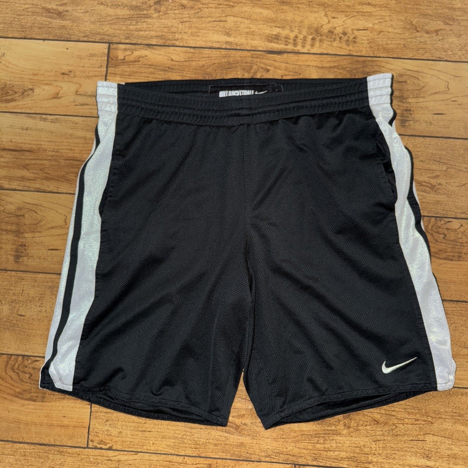 Nike Vintage Nike Basketball Shorts Black Medium 38x10 Measured Size US 38 / EU 54 - 1 Thumbnail