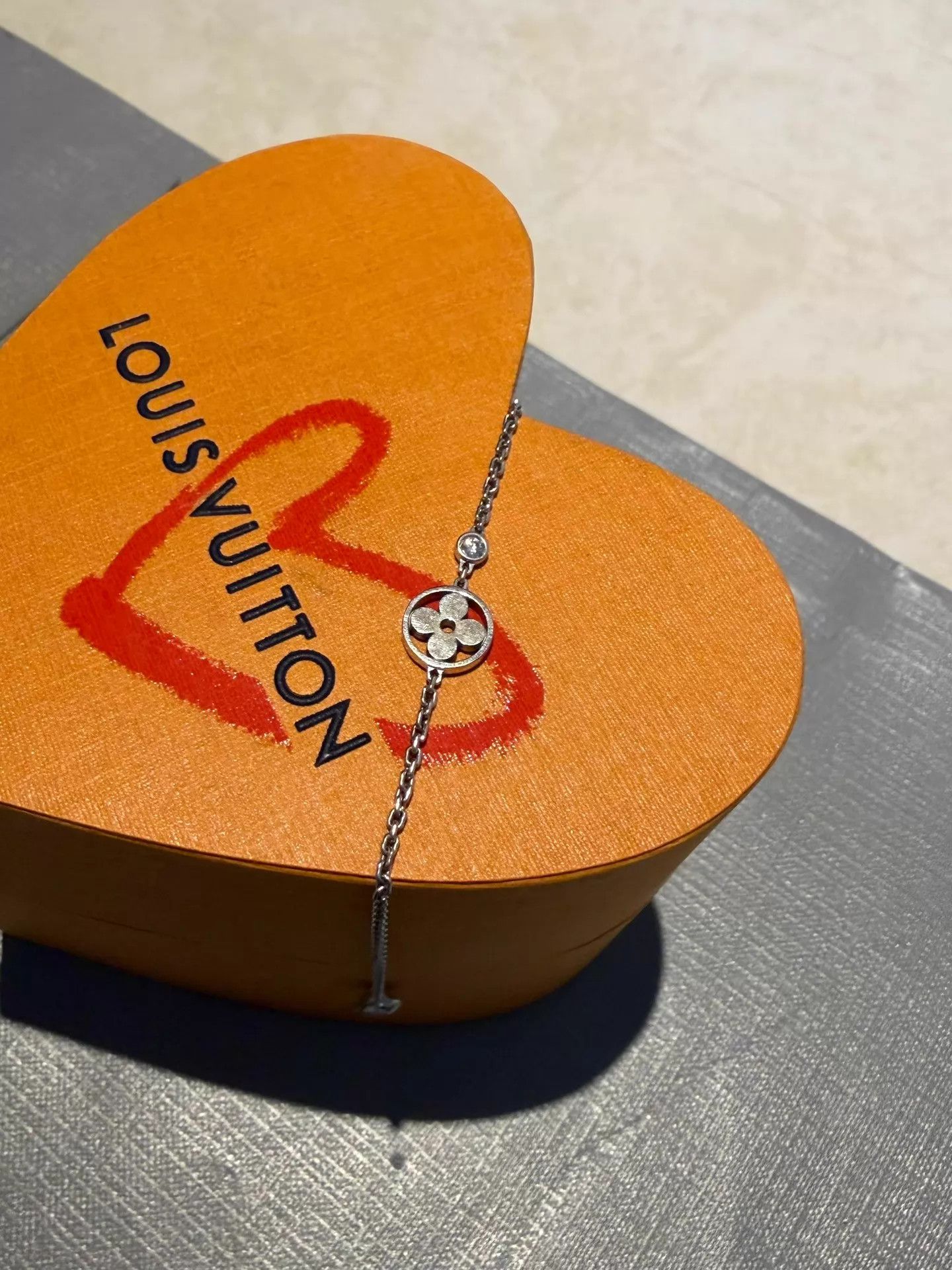 Louis Vuitton LV Blossom 18k WG Diamond Clover Circle Bracelet 15-17cm Size ONE SIZE - 5 Thumbnail