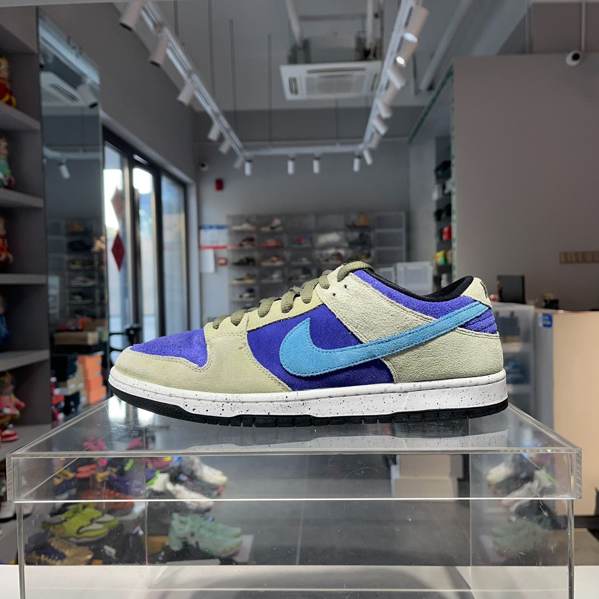 Nike Nike DUNK Lowtop Sneakers 11.5 Men Size US 11.5 / EU 44-45 - 1 Thumbnail