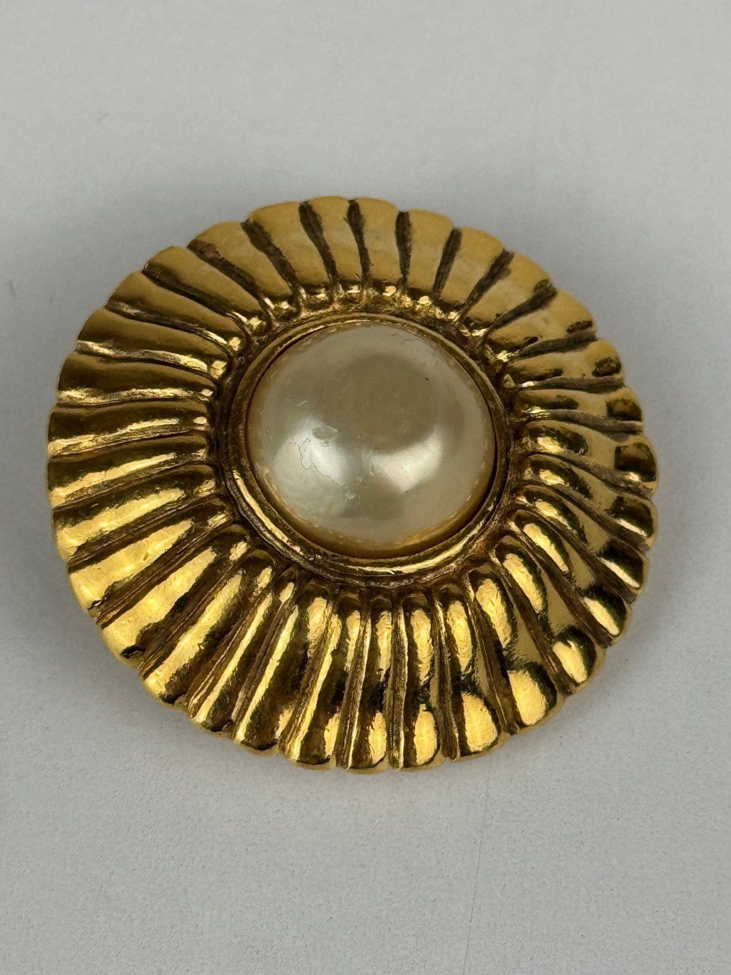 Chanel Chanel Faux Pearl with Gold Plating Sunburst Sides Clip-on Size ONE SIZE - 6 Thumbnail