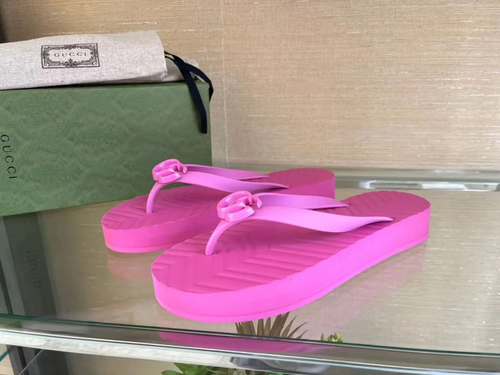 Gucci o1rshd1 Chevron Flip Flops in Pink Size US 12 / IT 42 - 16 Thumbnail
