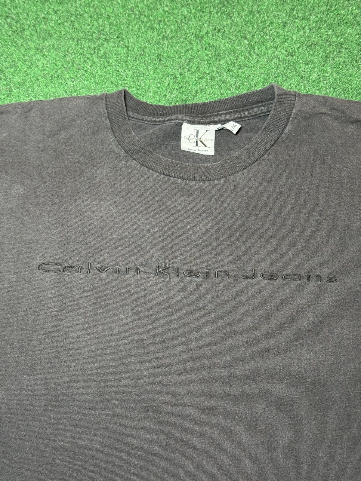 Calvin Klein Calvin Klein Vintage Designer 90s Faded 22x27 L T Shirt Size US L / EU 52-54 / 3 - 2 Thumbnail