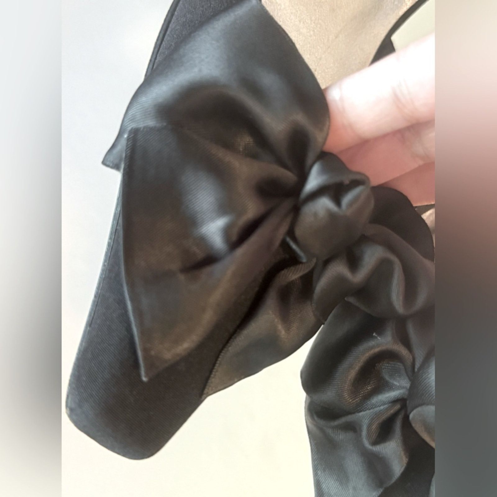 Stuart Weitzman Stuart Weitzman Vintage Loveknot Black Satin Pump 5.5 Size US 5.5 / IT 35.5 - 11 Thumbnail
