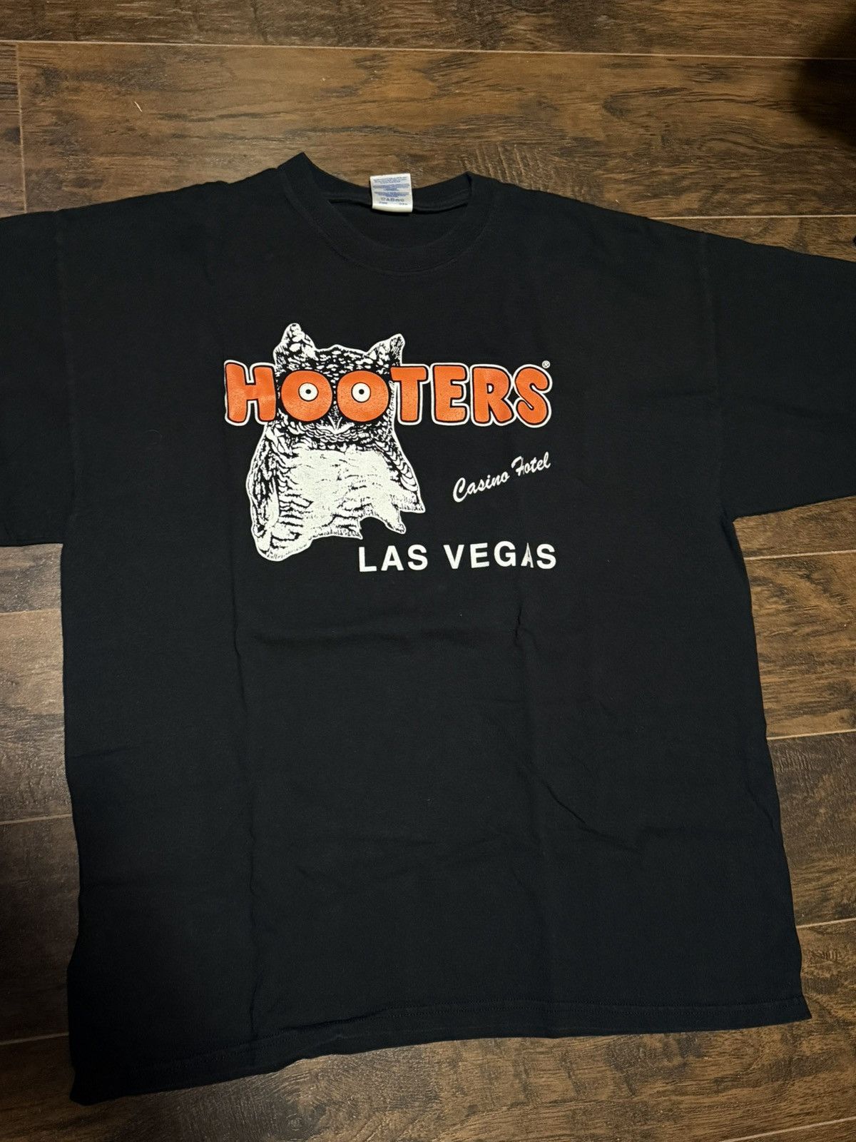 Vintage Vintage hooters Las Vegas t shirt Size US XXL / EU 58 / 5 - 1 Thumbnail