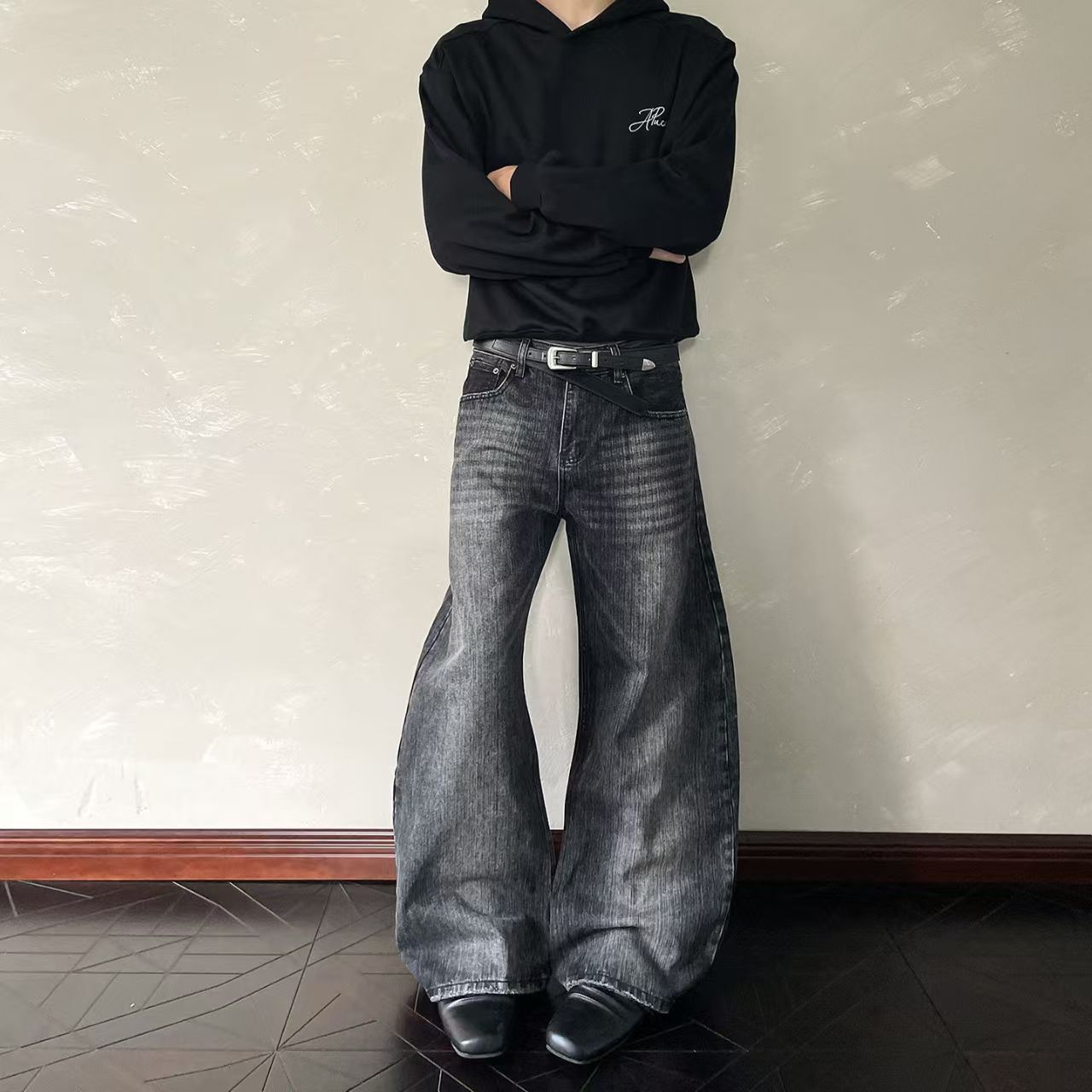 Vintage American Retro Washed & Distressed Curved-Leg Jeans Size US 32 / EU 48 - 1 Thumbnail