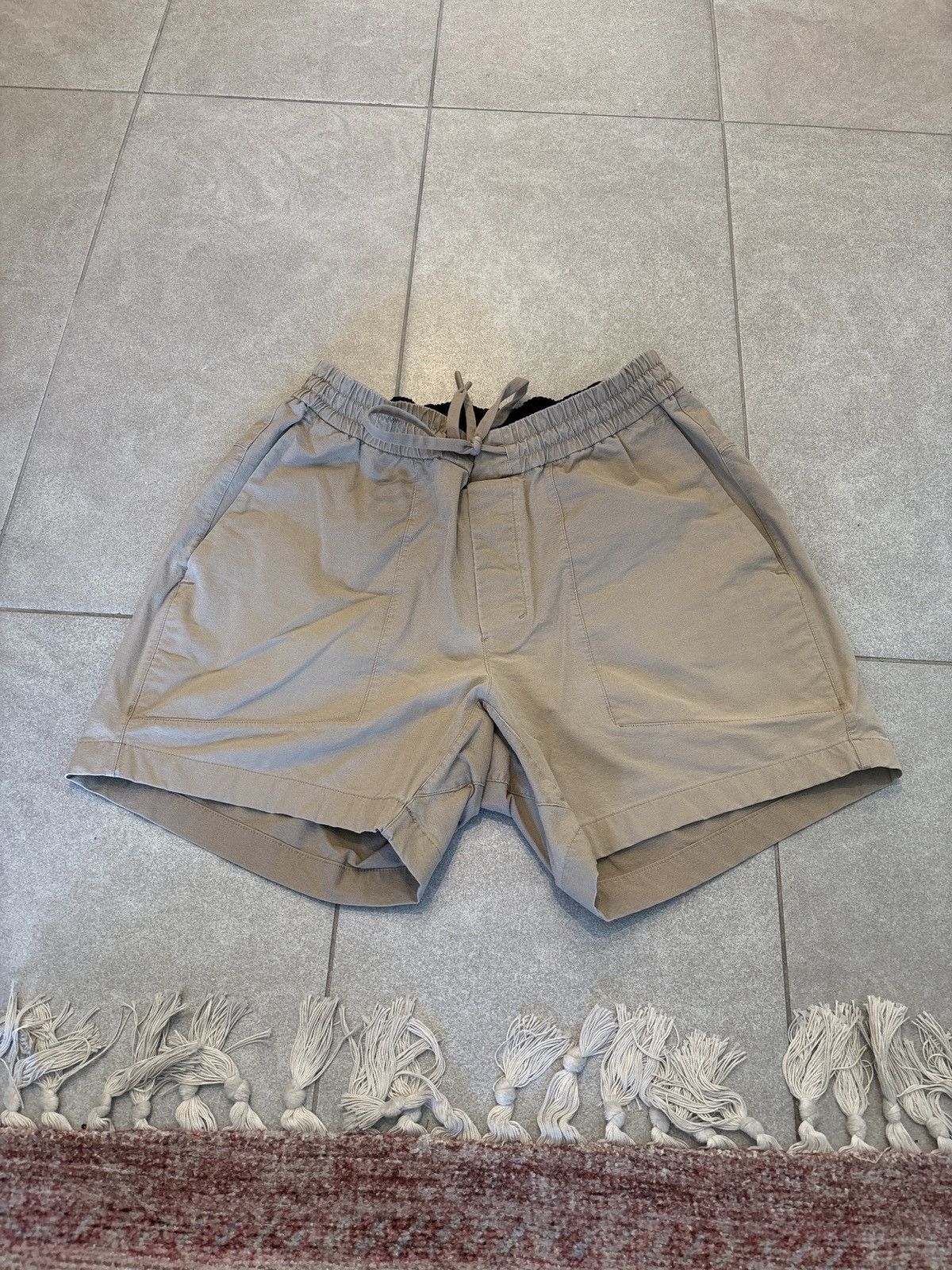 Lululemon Lululemon Khaki Shorts 5" Inseam Size US 30 / EU 46 - 1 Thumbnail