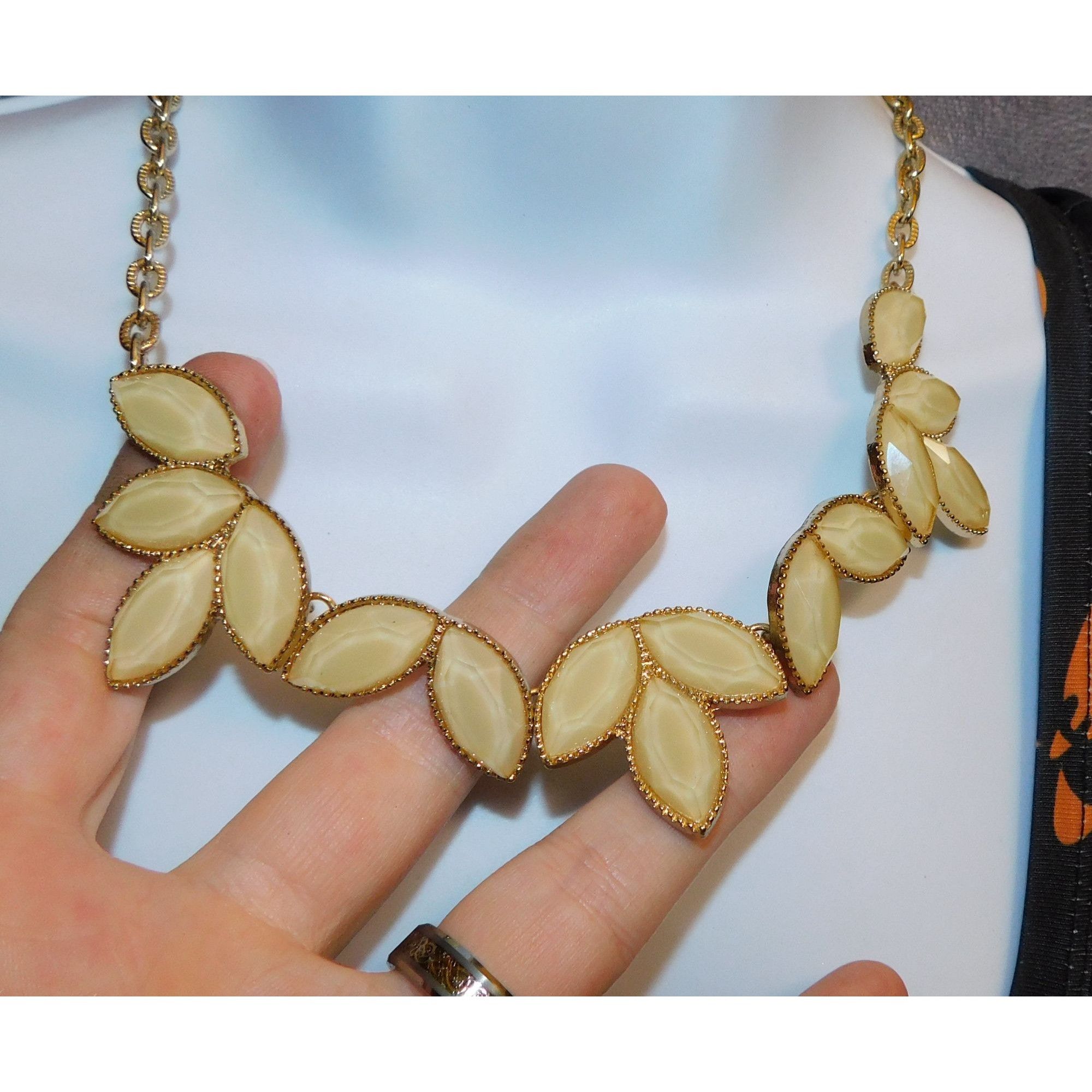 Other Retro Cream Shimmer Floral Leaf Costume Necklace Size ONE SIZE - 2 Thumbnail