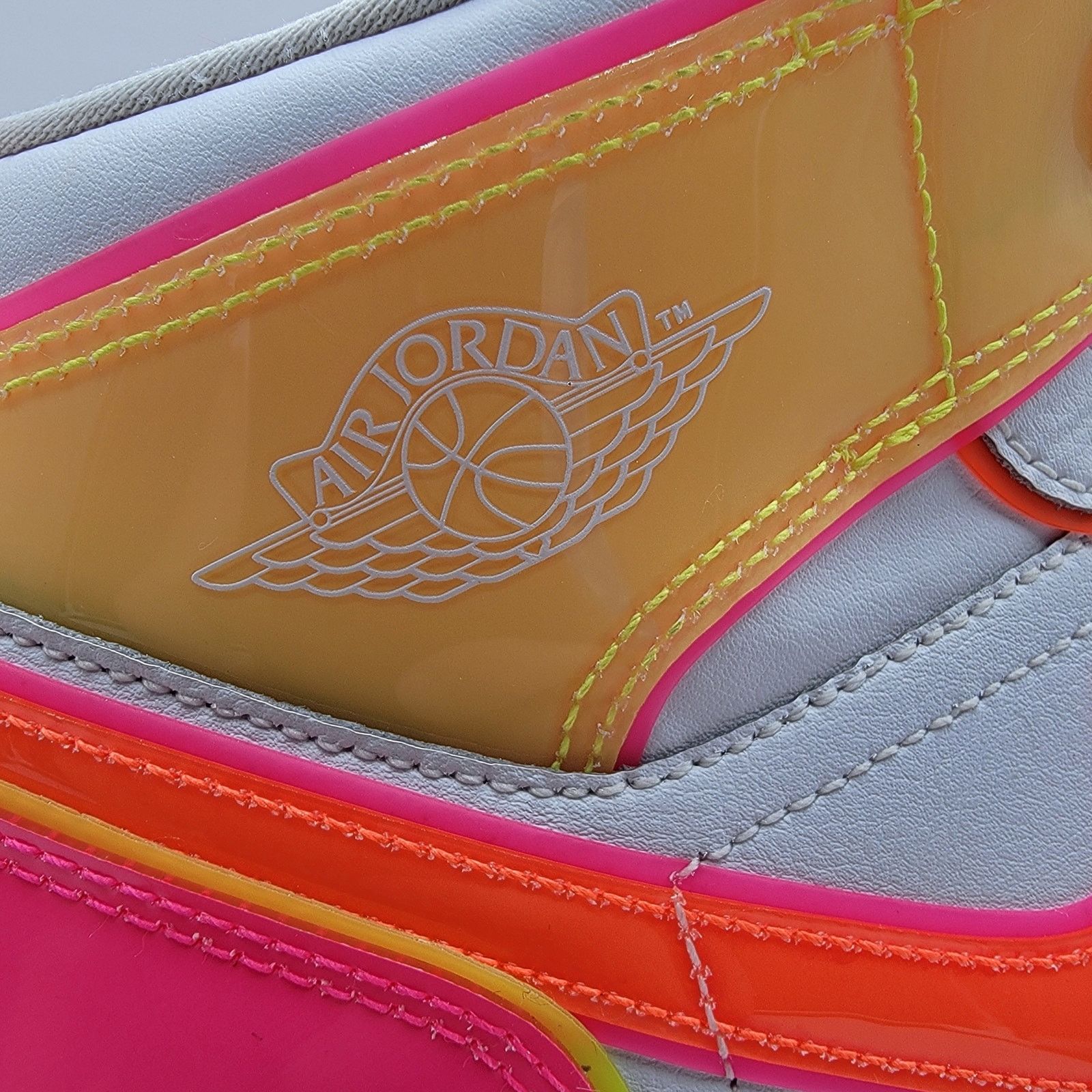 Nike Nike Air Jordan 1 Mid SE GS 'Edge Glow' Sz 6.5Y/8W CV4611100 Size US 8 / IT 38 - 9 Thumbnail