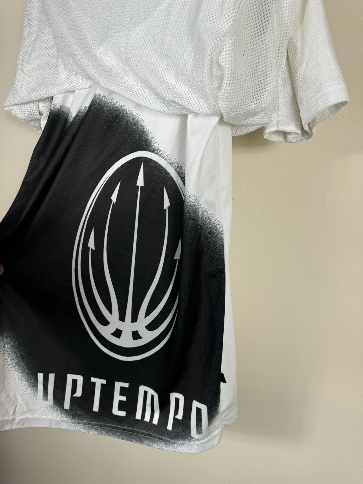 Nike × Vintage Vintage Nike Center Logo Uptempo Mesh T-Shirt Size US L / EU 52-54 / 3 - 8 Thumbnail