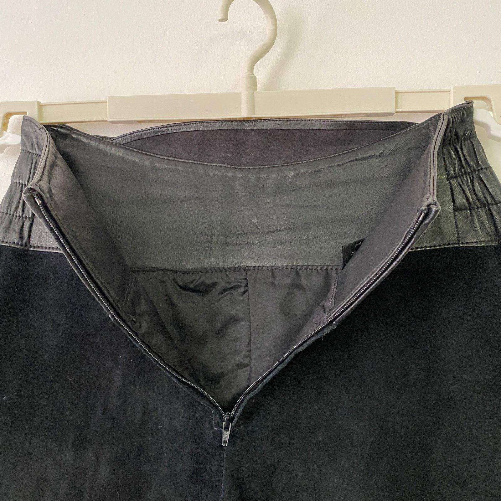 Vintage Vintage Black Suede Leather High Waist Trousers Size 30" / US 8 / IT 44 - 4 Thumbnail