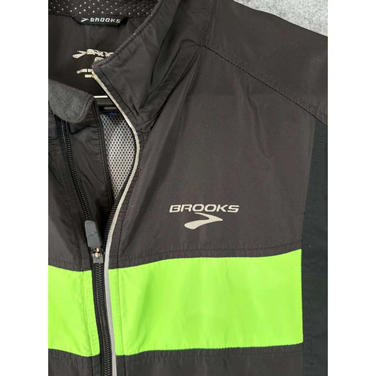 Brooks Brooks Mens M Brown Neon Green Vented Windbreaker Full Zip Jacket Activewear Logo Zip Pockets Outdoor Sports Running Jogging Walking Men’s Jacket Size US M / EU 48-50 / 2 - 5 Thumbnail