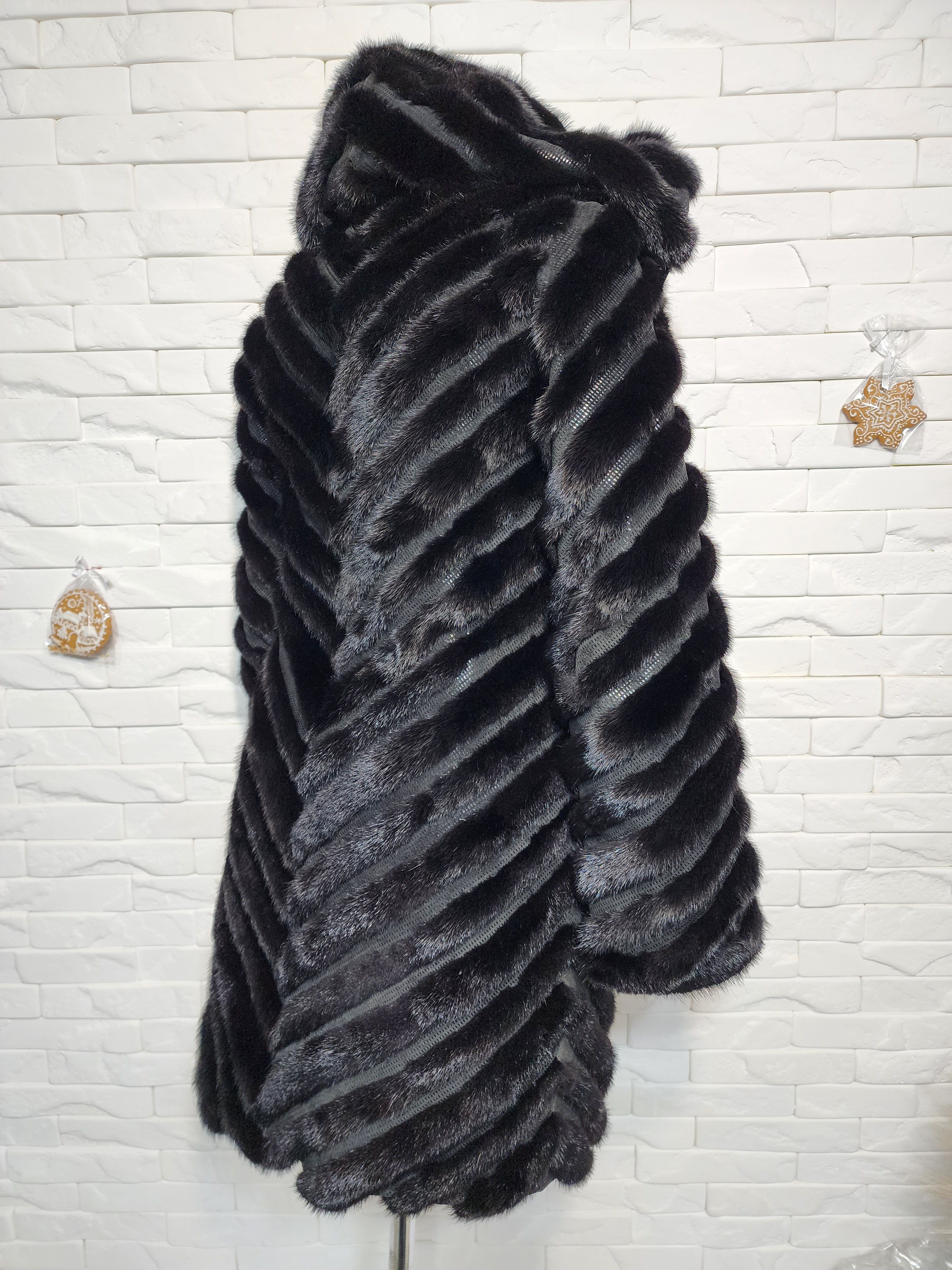 Uniqlo Black Mink Fur Coat with Hood: Women's Winter Outerwear Size S / US 4 / IT 40 - 5 Thumbnail