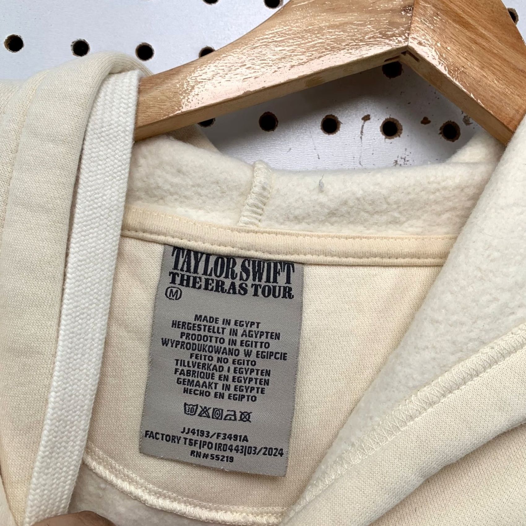 Vintage Taylor Swift Eras Tour Hoodie Sweatshirt Mens M DISTRESSED Beige Shirt (Hoodie) Size US M / EU 48-50 / 2 - 5 Thumbnail
