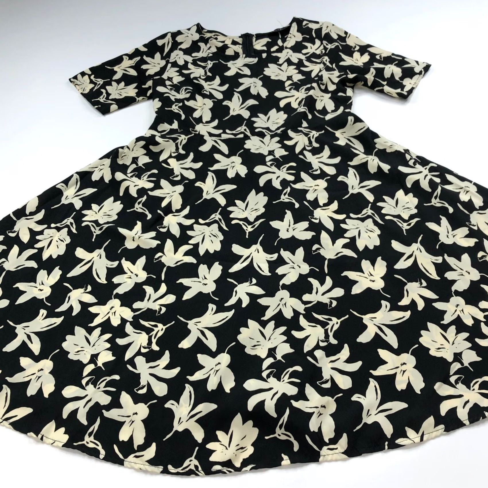 Anthropologie Everly Anthropologie Small A-Line Mini Dress All Over Print Floral Black Ivory Short Sleeve Pullover Round Neck Lined Women's Mini Dress Size S / US 4 / IT 40 - 4 Thumbnail