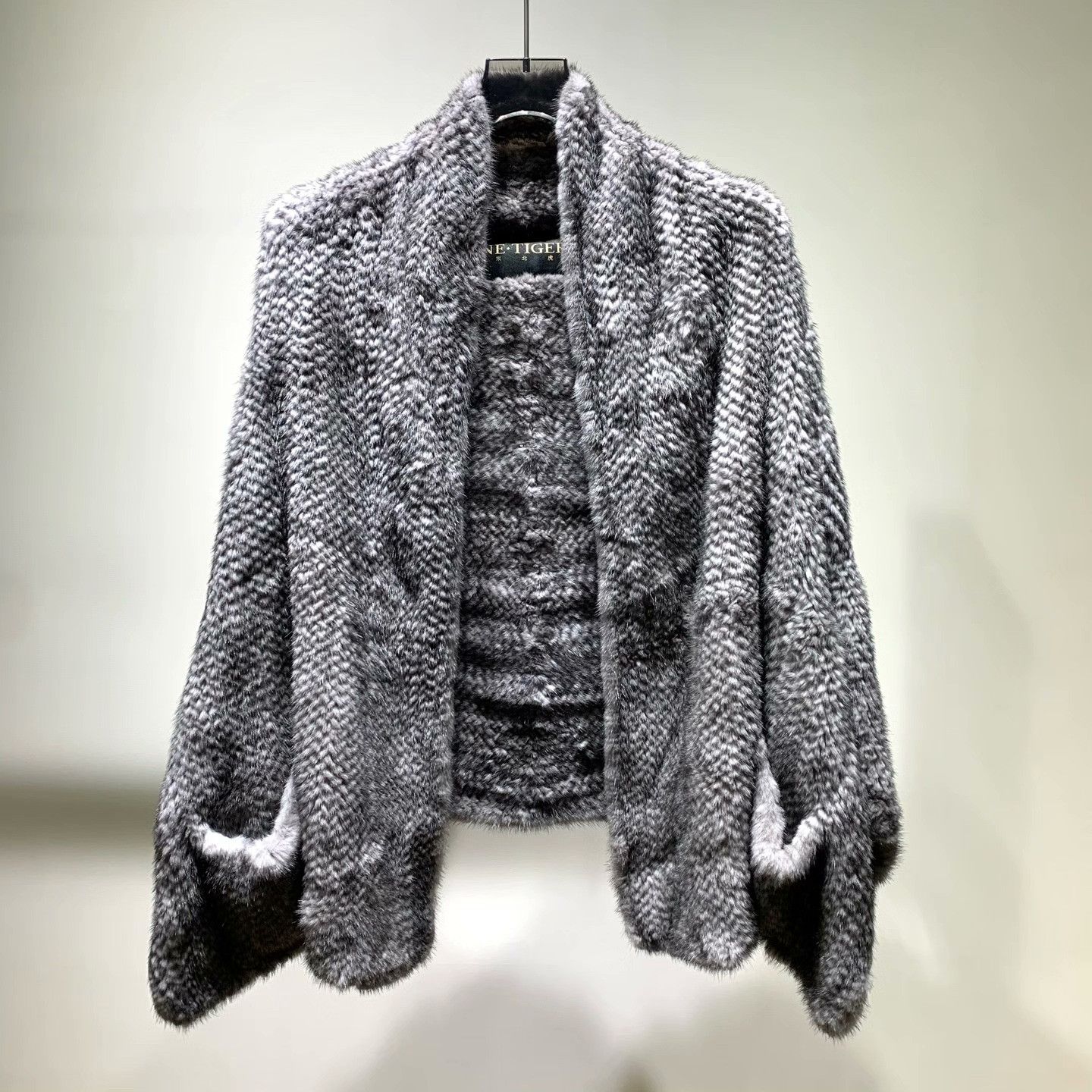 Balenciaga Balenciaga Tiger Oversized Sweater S Women Size S / US 4 / IT 40 - 1 Thumbnail