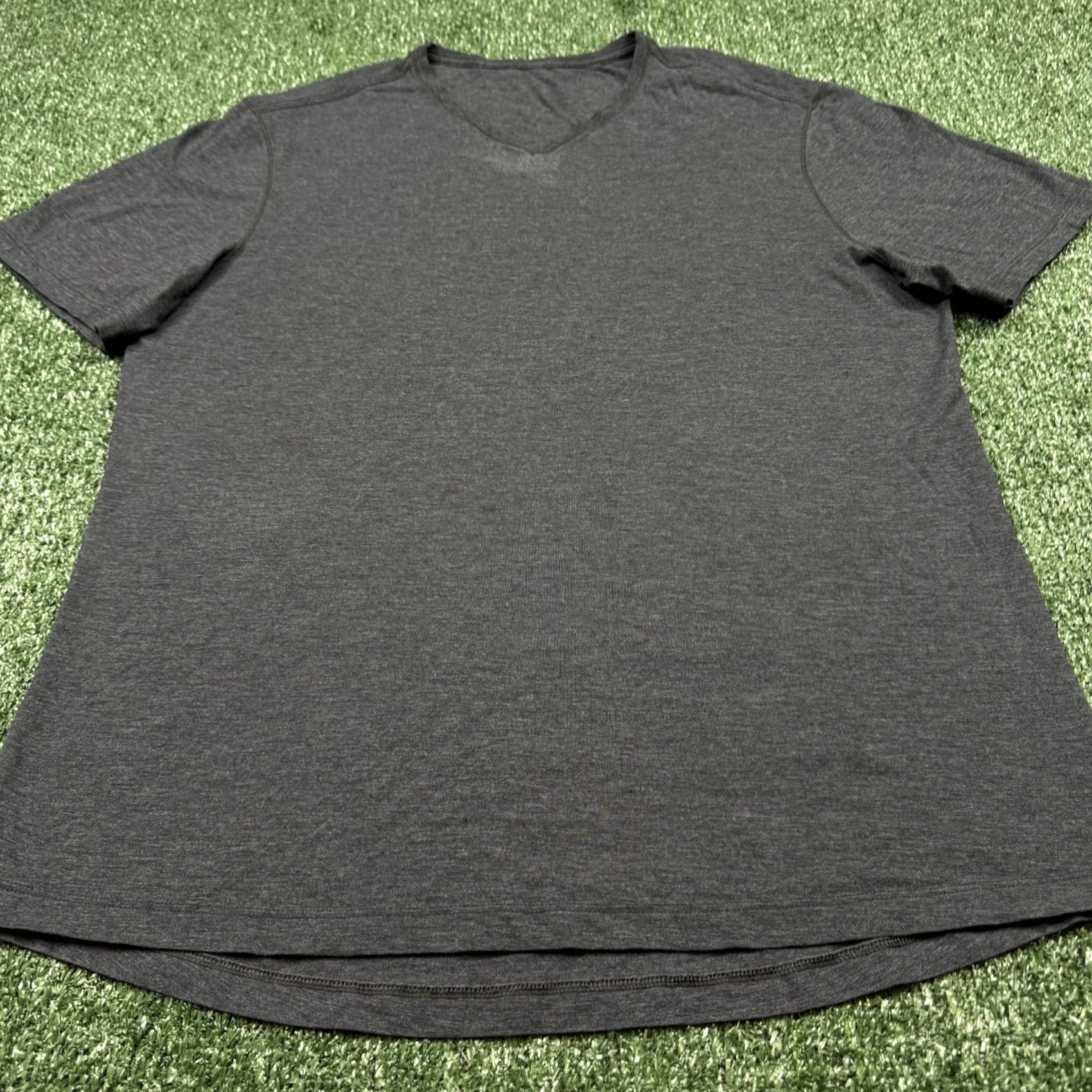 Lululemon Lululemon T Shirt Men's L Gray Short Sleeve V Neck Performance Lightweight Shirt Size US L / EU 52-54 / 3 - 2 Thumbnail