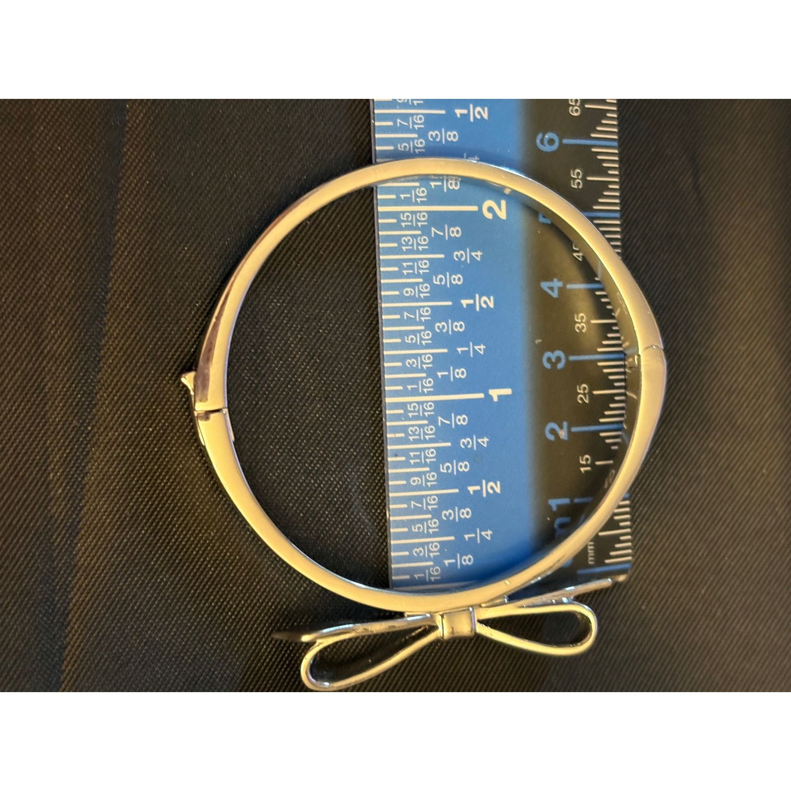 Kate Spade Kate Spade Silver Tone Bow Hinged Bangle Size 7 Size ONE SIZE - 8 Thumbnail