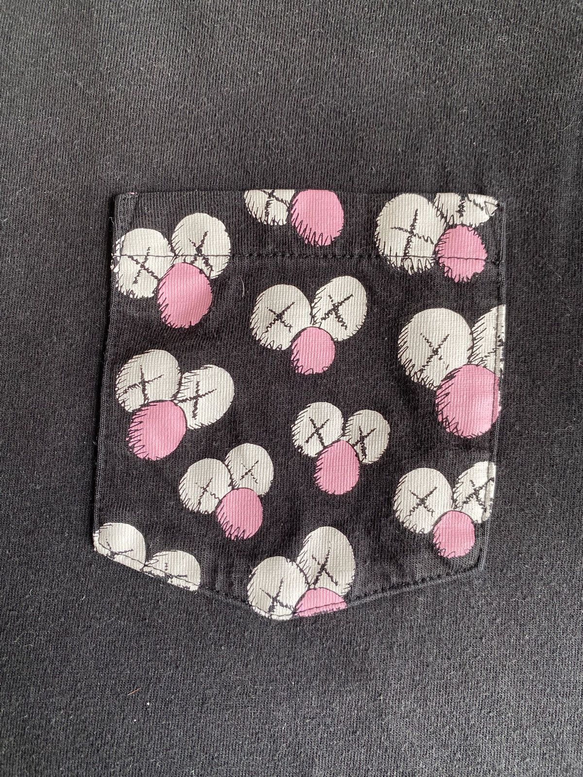 Kaws × Uniqlo tee kaws x uniqlo Size US M / EU 48-50 / 2 - 2 Thumbnail
