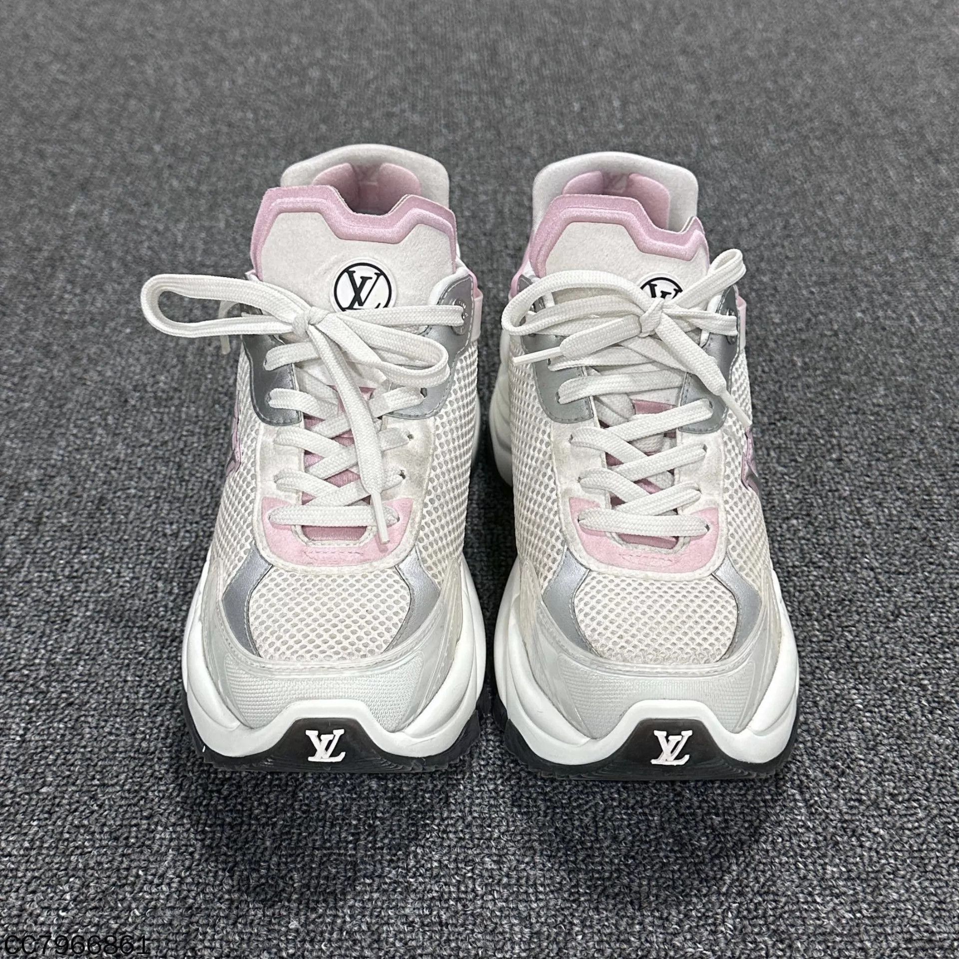 Louis Vuitton LV run55 pink & white women's dad shoe 36 98 new Size US 5.5 / IT 35.5 - 2 Thumbnail