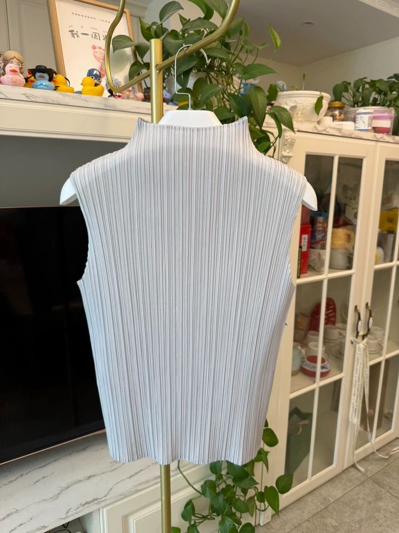 Issey Miyake Issey Miyake size:3 Light grey vest Size XS / US 0-2 / IT 36-38 - 4 Thumbnail