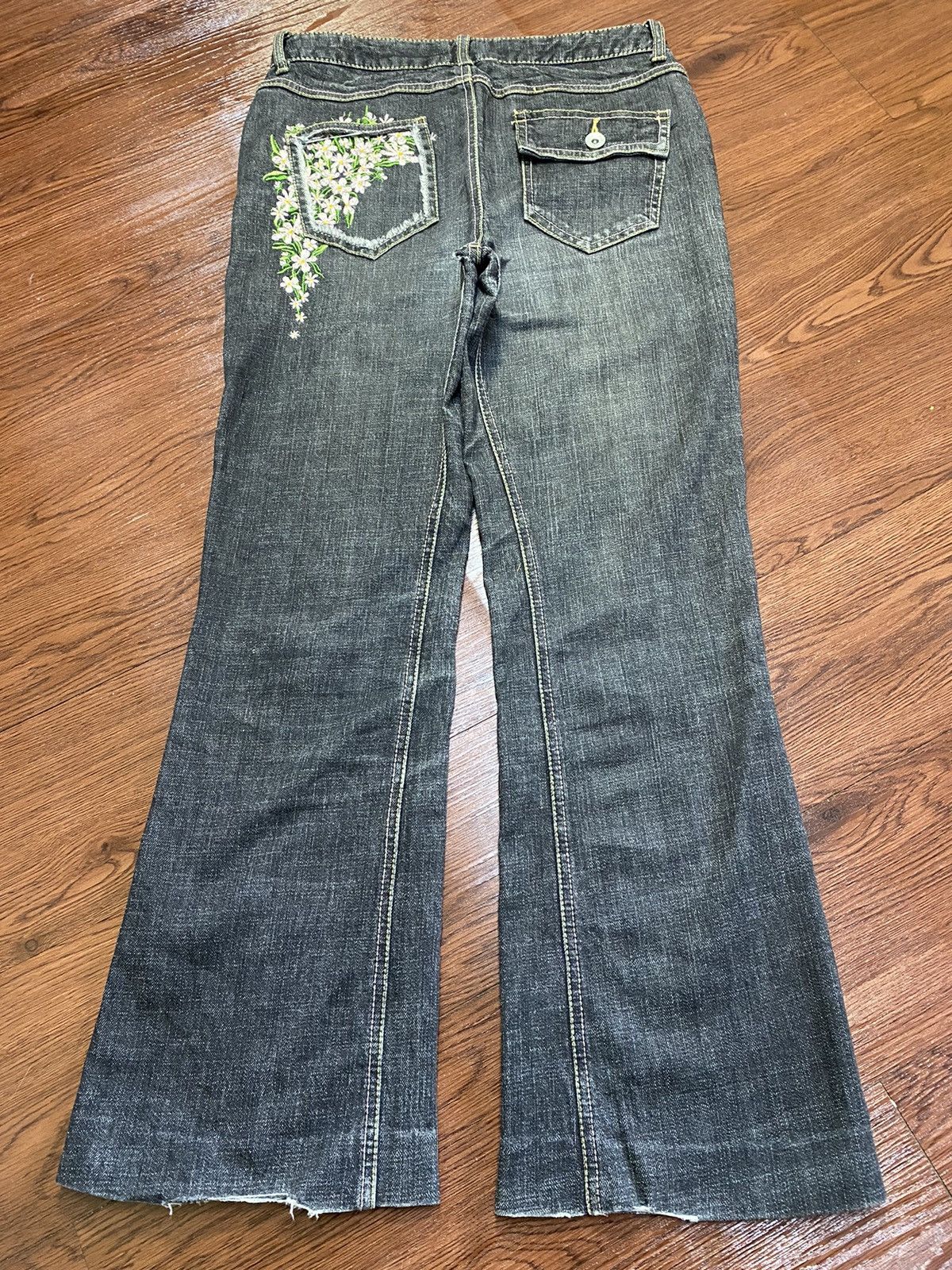 Japanese Brand Vintage Japanese Brands Blue Wash Embroidered Flare Jeans Size 28" / US 6 / IT 42 - 1 Thumbnail