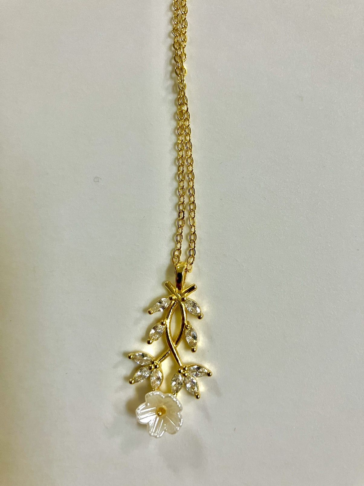 Handmade Gold White Diamond Rhinestone Flower Charming Necklace Size ONE SIZE - 1 Thumbnail