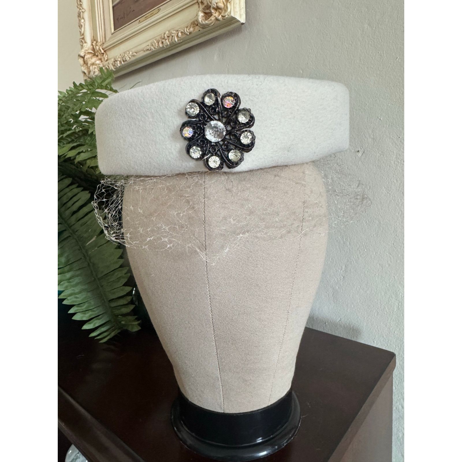 Other Vintage Cream Felt Pillbox Hat Rhinestone Floral Brooch Size ONE SIZE - 1 Thumbnail