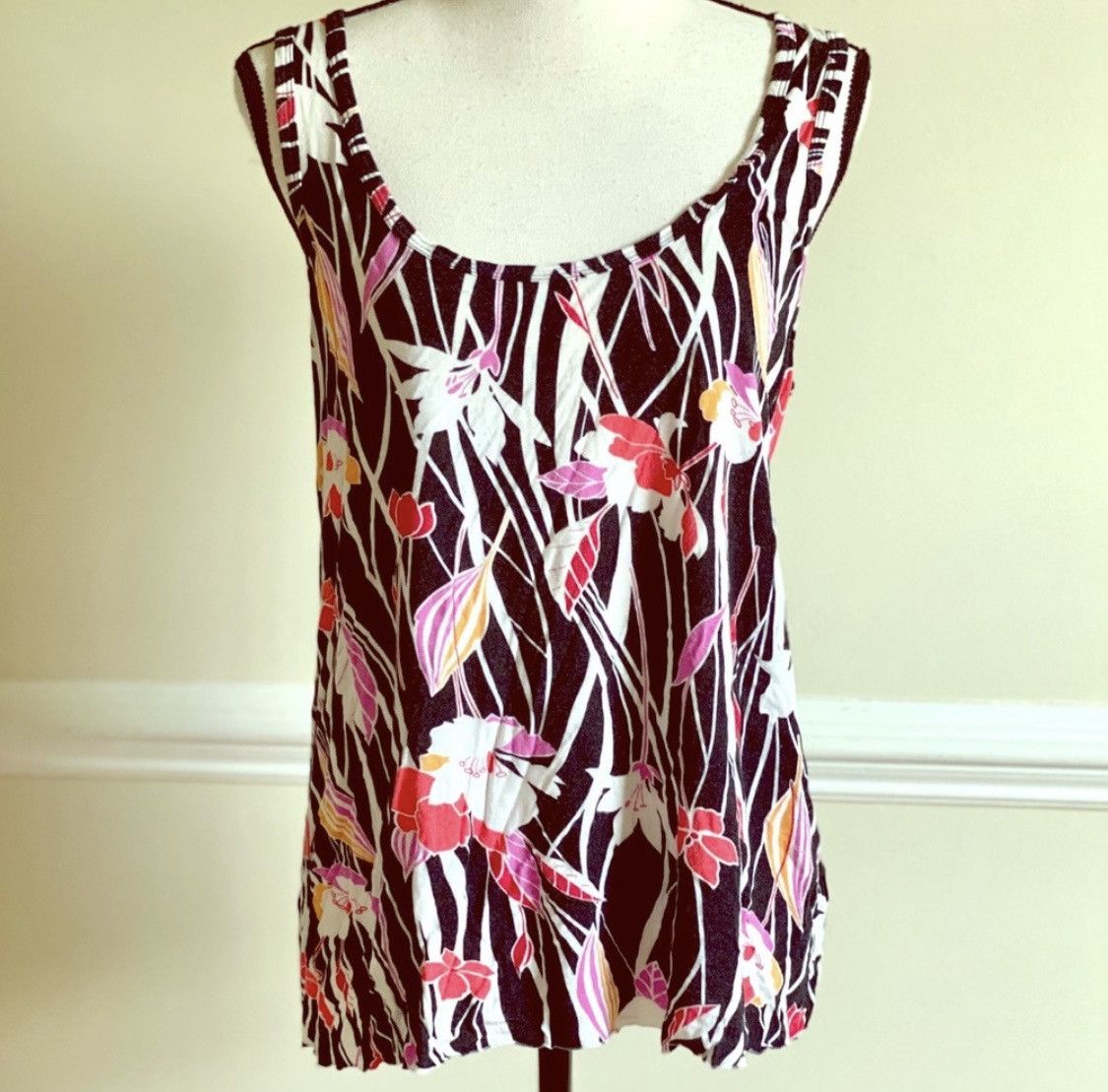 Urban Outfitters URBAN OUTFITTERS FLORAL TANK TOP W/ HOOK & EYE CLOSURE BACK Size M / US 6-8 / IT 42-44 - 1 Thumbnail