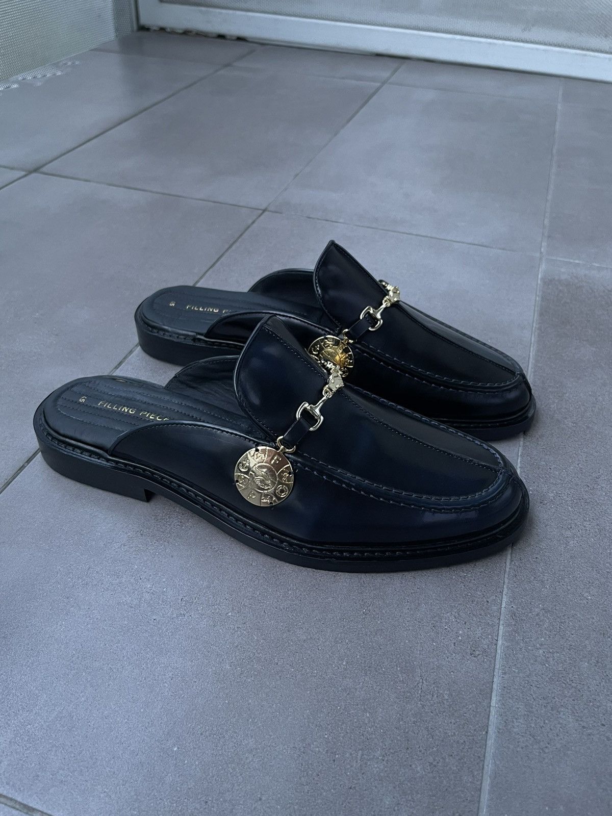 !DS! SS23 Filling Pieces Medal Black Mules