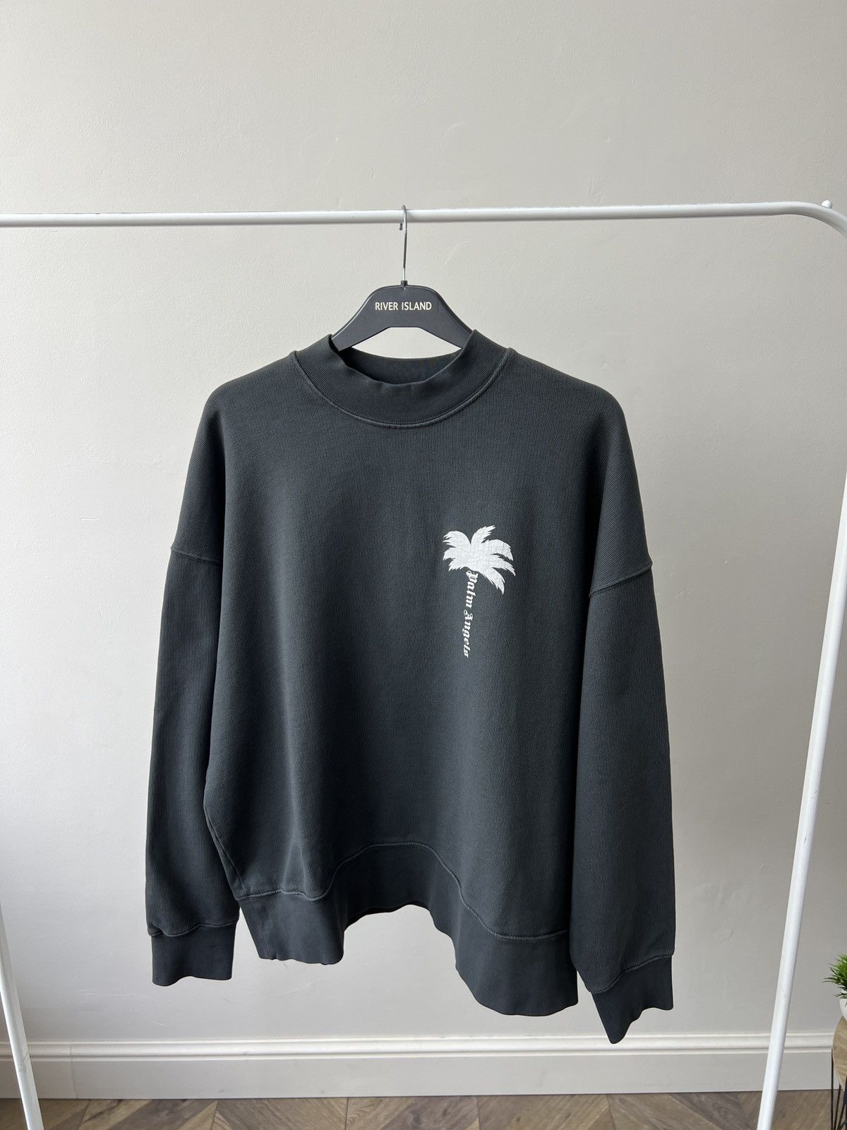 スウェット・トレーナー Palm Angels  The Palm GD Crewneck Sweater in Dark Grey Palm Angels Gd Curved Logo Crewneck Sweater Grey – Kicks Machine