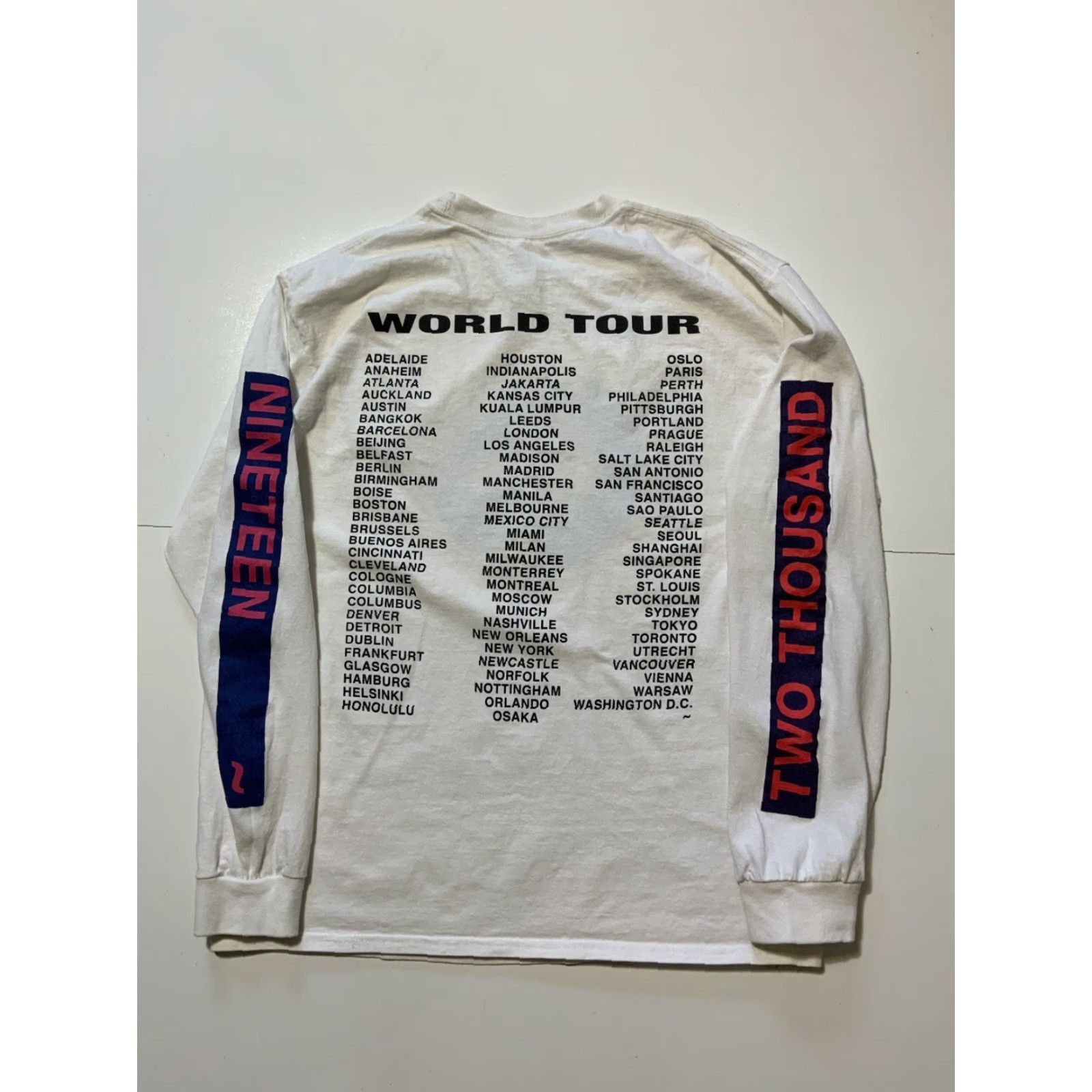 Gildan Lany 2019 World Tour Concert Globe Graphic Pop Rock Band Merch L/S T-Shirt Sz. L Size US L / EU 52-54 / 3 - 2 Thumbnail