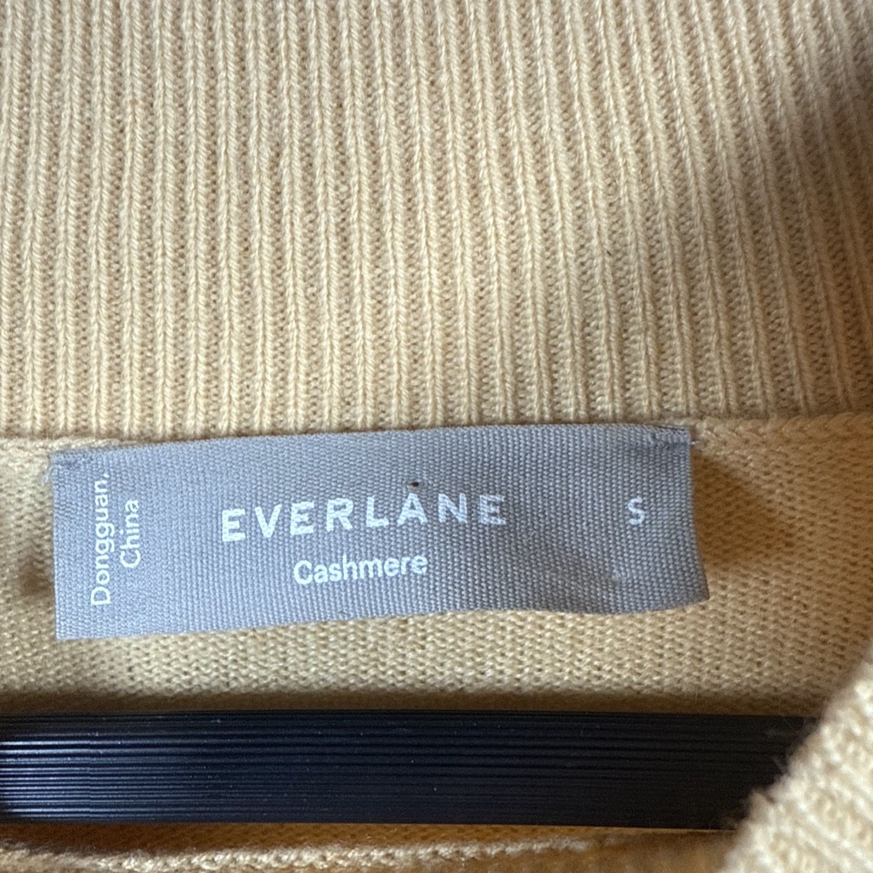 Everlane VINTAGE? Wait no. The item isn't vintage. So: EVERLANE Yellow Cashmere Pullover Sweater Womens Size S Size S / US 4 / IT 40 - 3 Thumbnail