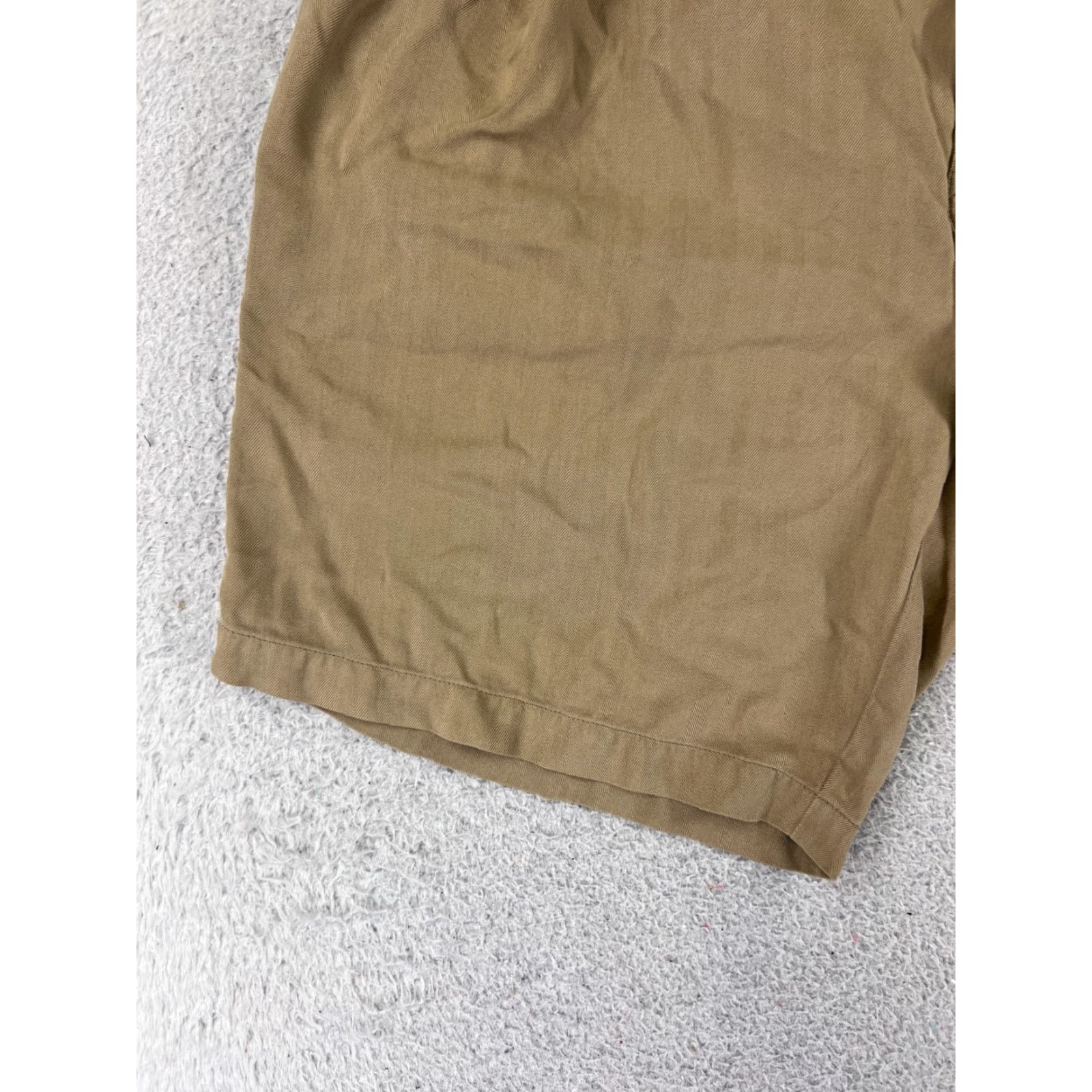 Tommy Bahama Tommy Bahama Bermuda Shorts Men 34 Beige Silk Herringbone Pleated 9 Inseam Zip Pocket Pockets Travel Aloha Beach Designer Mens Size US 34 / EU 50 - 3 Thumbnail