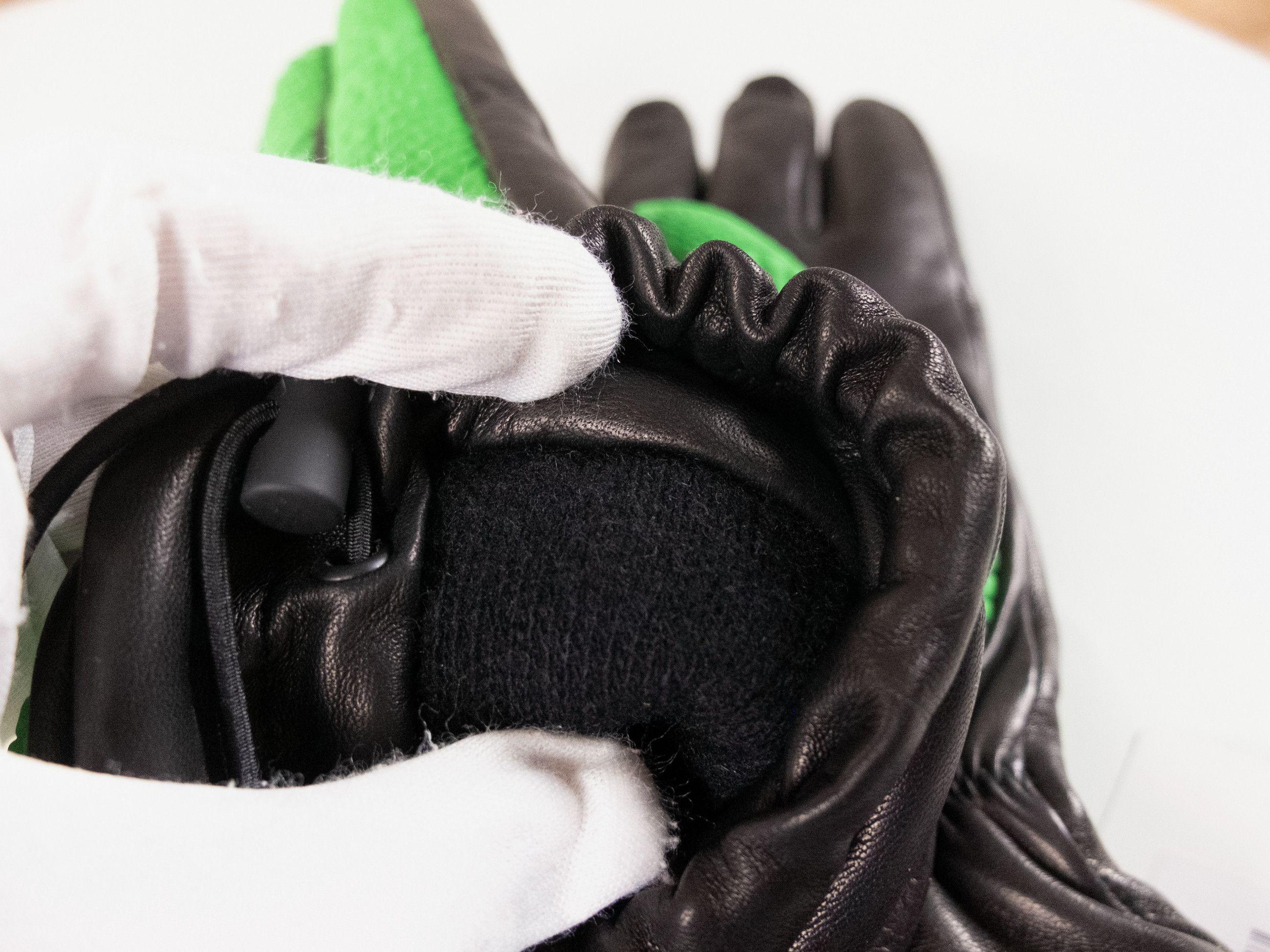 Bottega Veneta BOTTEGA VENETA black & green leather gloves 9 Medium q Size ONE SIZE - 6 Thumbnail