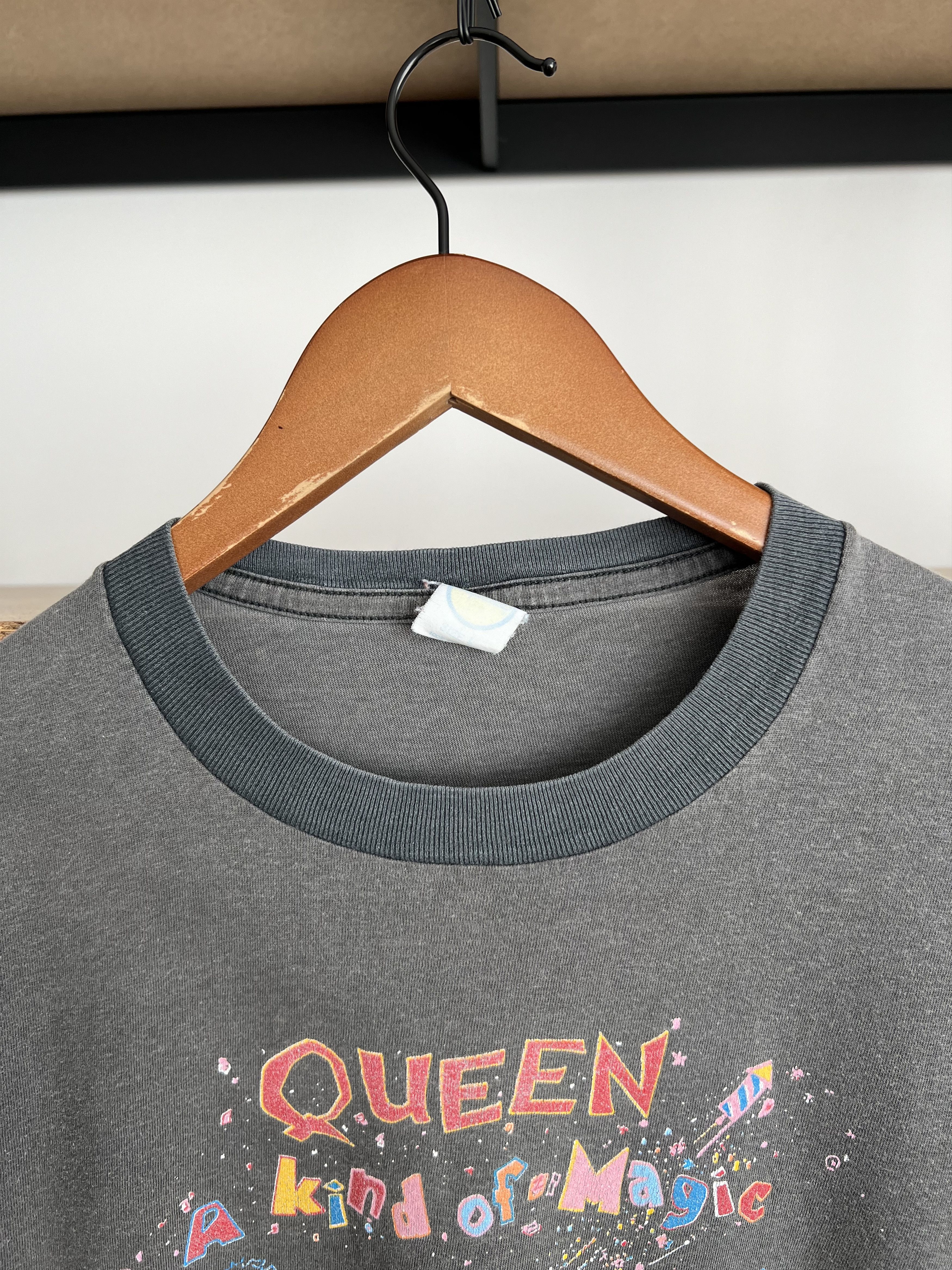 Band Tees Vintage 1986 Queen A Kind of Magic Freddie Mercury Faded Tee Size US M / EU 48-50 / 2 - 14 Thumbnail