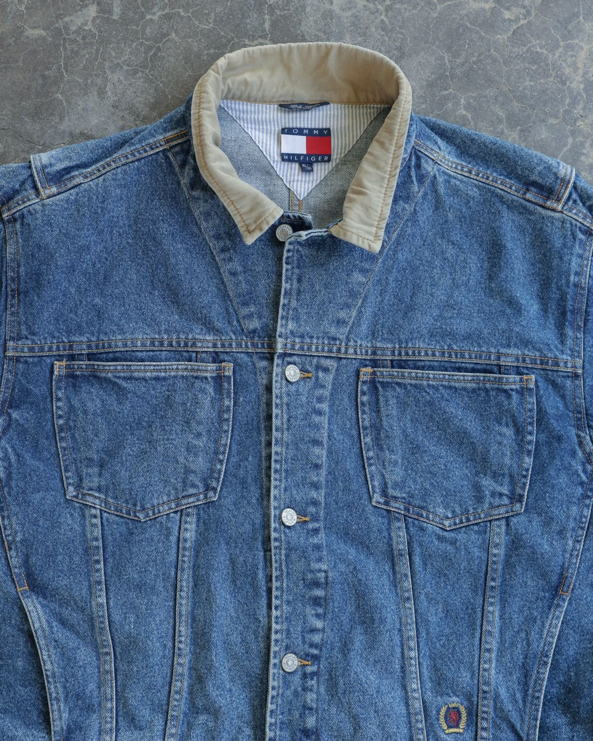 Tommy Hilfiger 90s Tommy Hilfiger Denim Corduroy Collar Light Wash Jacket Size US XL / EU 56 / 4 - 2 Thumbnail