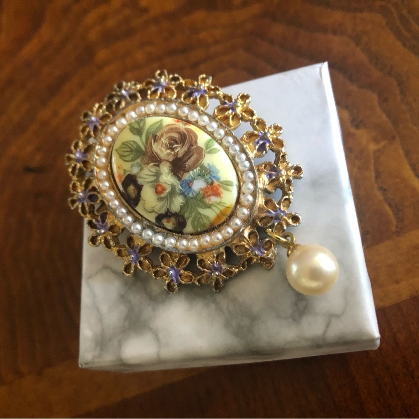 Vintage Vintage hand painted porcelain pearl halo brooch Size ONE SIZE - 1 Thumbnail