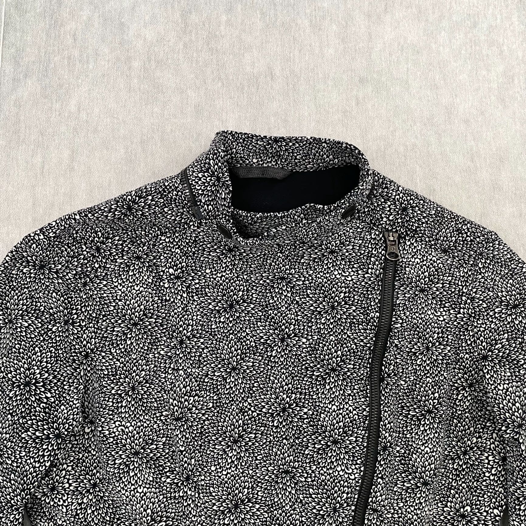 Lululemon VINTAGE Lululemon Jacket Womens Size 6 Black Floral Athleisure Full Zip Casual Ladies Size M / US 6-8 / IT 42-44 - 3 Thumbnail