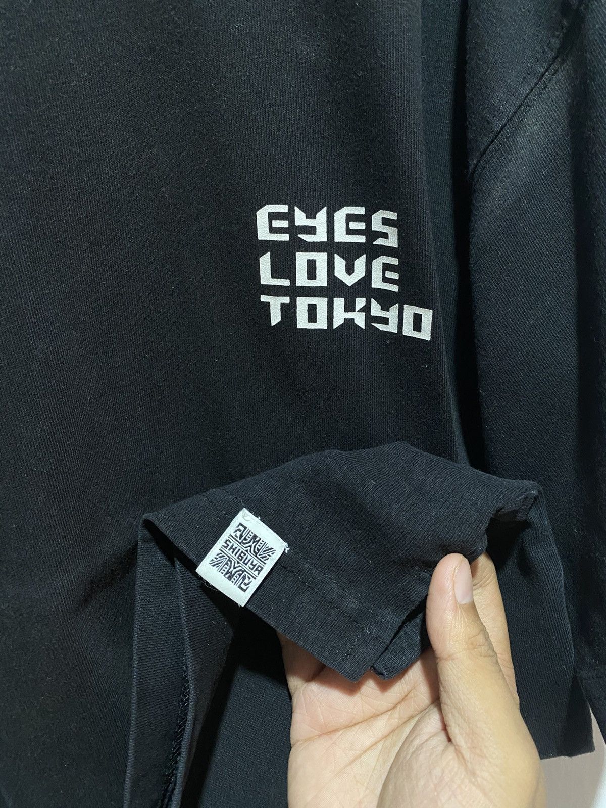 Japanese Brand GU x Tadaomi Shibuya Eyes Love Tokyo Tshirt Size US XL / EU 56 / 4 - 3 Thumbnail