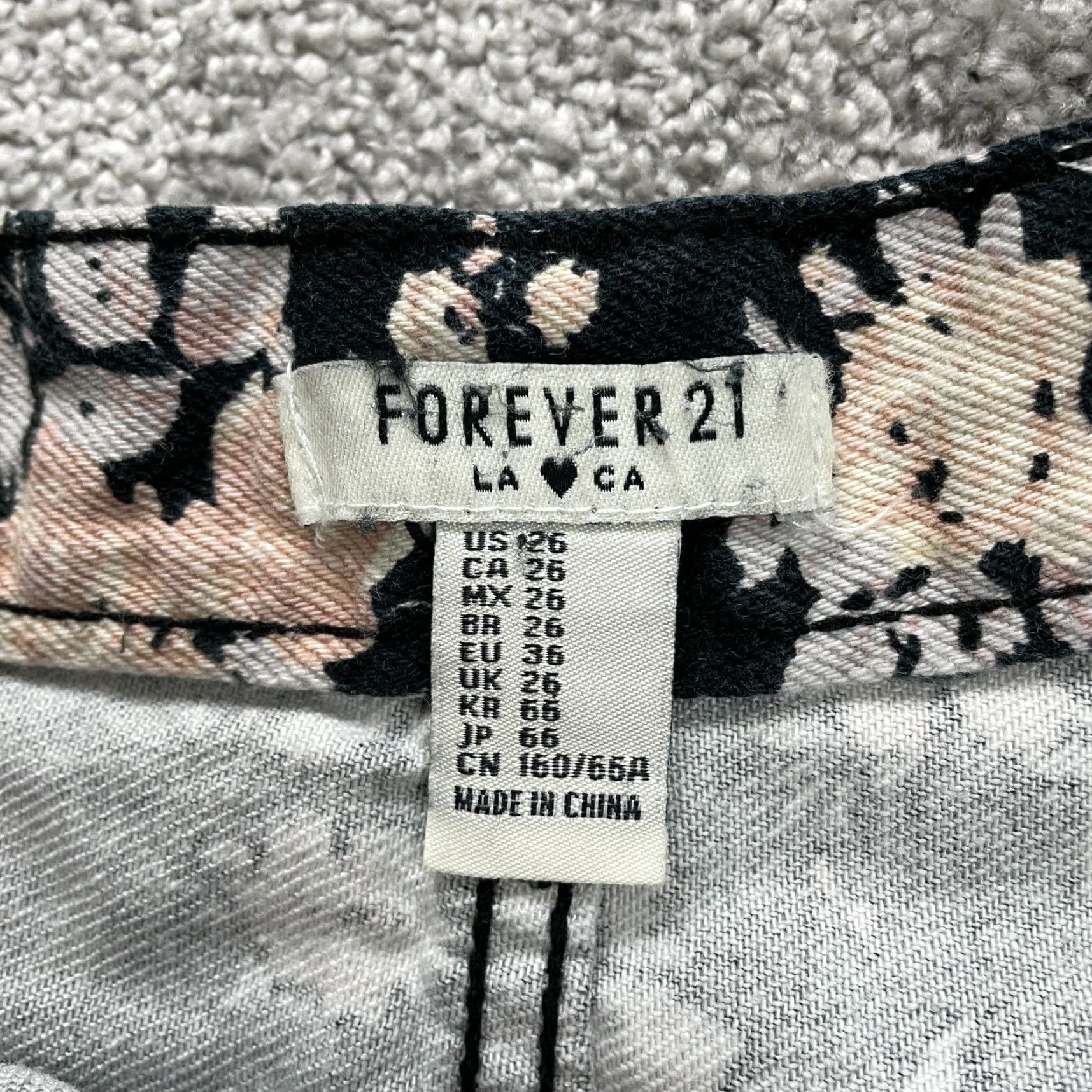 Forever 21 Forever 21 Floral Bermuda Shorts Womens 26 Multicolor Mid Rise Denim 5-Pocket Casual Size 26" / US 2 / IT 38 - 4 Thumbnail