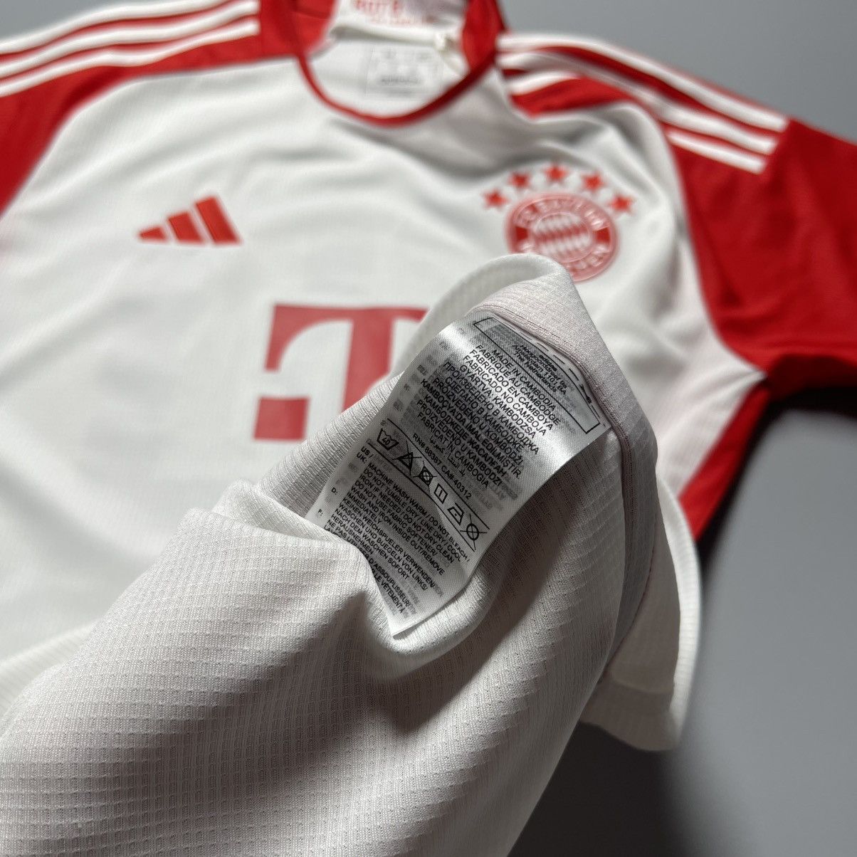 Vintage NWT BAYERN ADIDAS 2023/2024 FOOTBALL HOME JERSEY Size US M / EU 48-50 / 2 - 9 Thumbnail