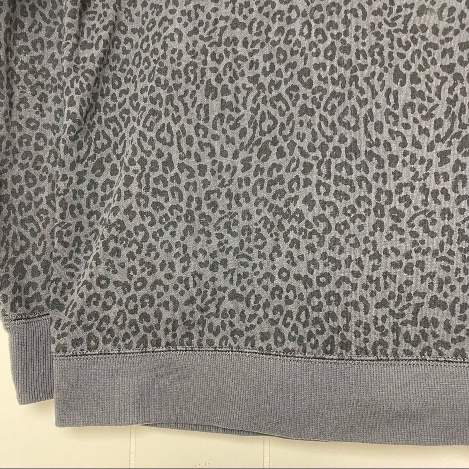 Old Navy Old Navy Grey & Black Leopard Print Sweatshirt Womens Med Size M / US 6-8 / IT 42-44 - 9 Thumbnail