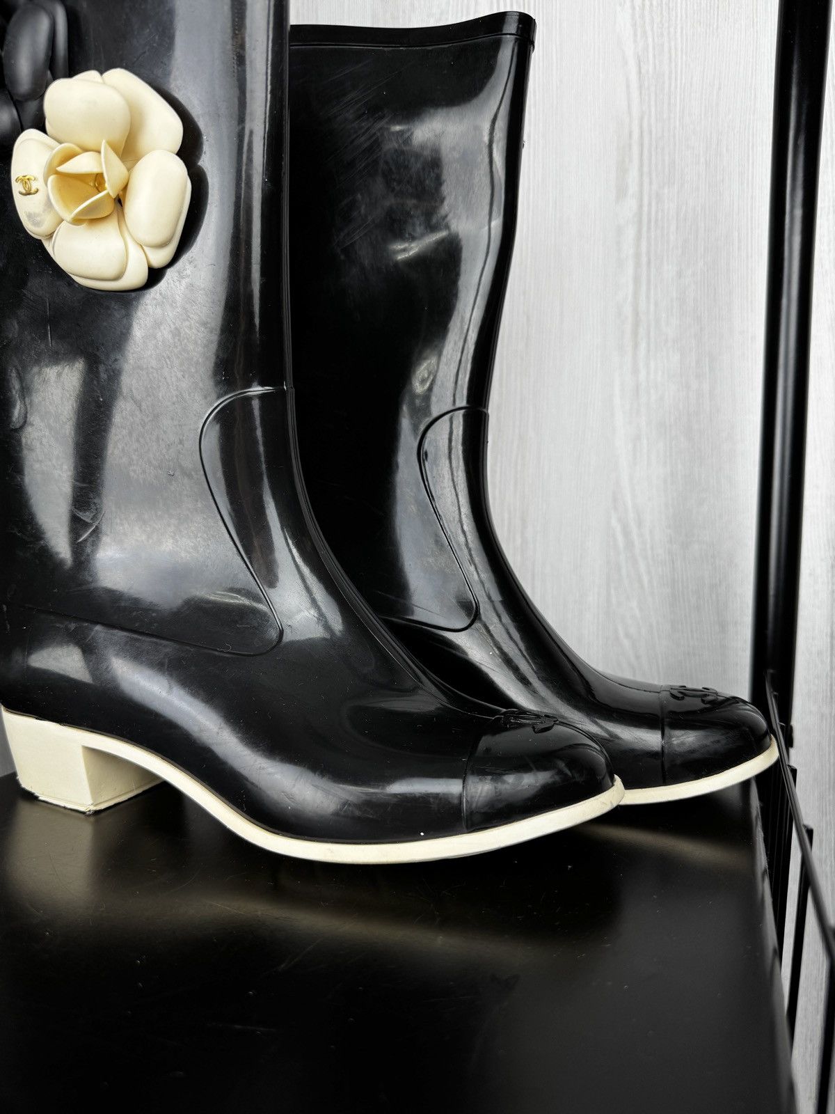 Chanel CHANEL Rubber Camellia Rain Boots Black size 37 Size US 7 / IT 37 - 4 Thumbnail