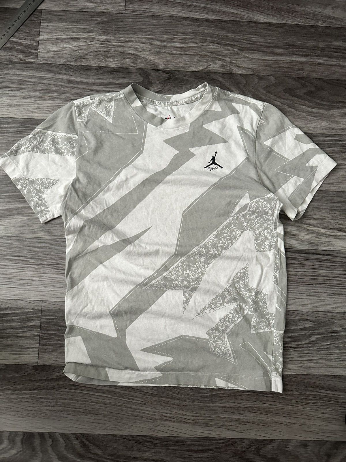 Jordan Brand Nike Jordan Essential Grey t shirt size S hype streetwear Size US S / EU 44-46 / 1 - 1 Thumbnail