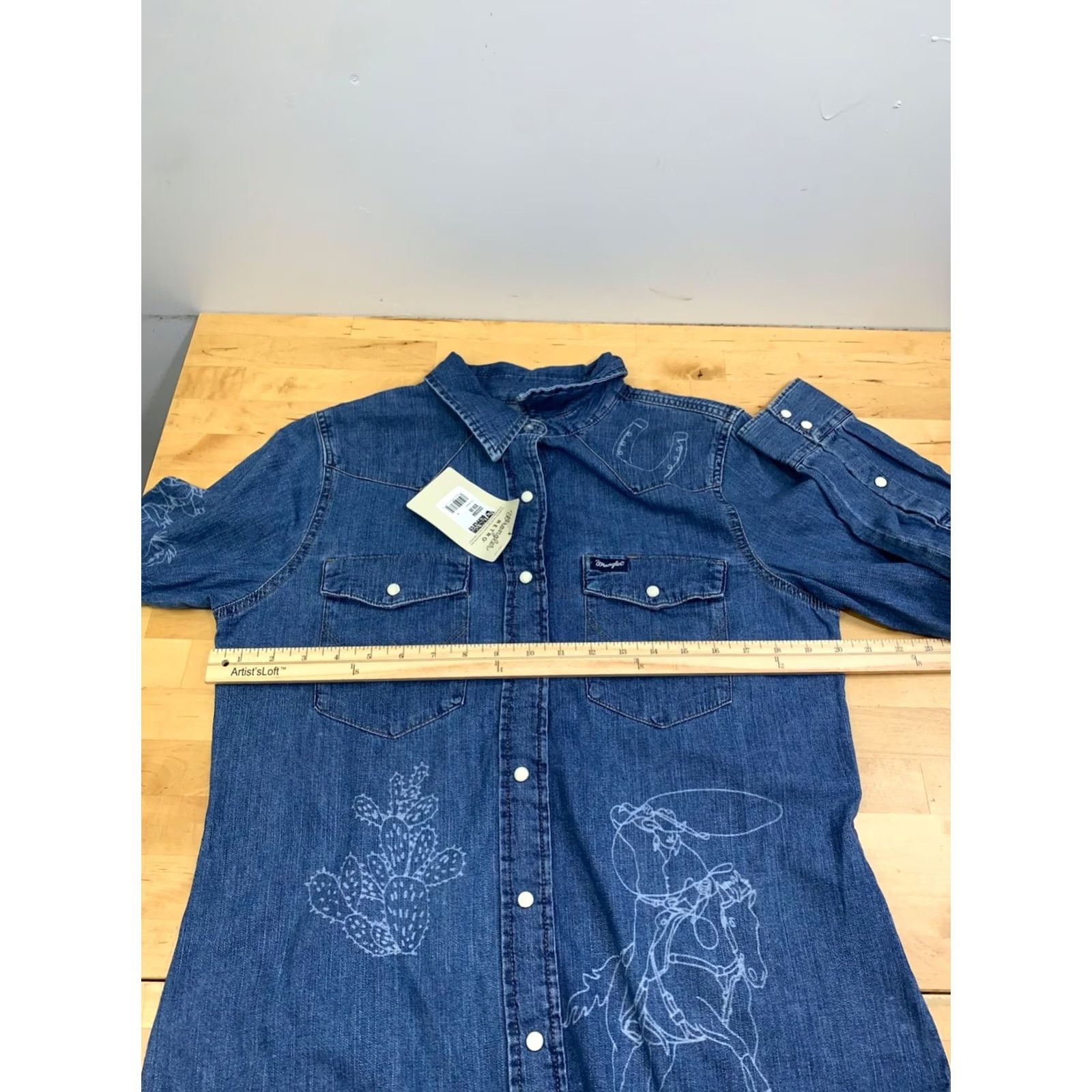 Wrangler NWT Wrangler Western Top Women M Blue Long Sleeve Pearl Snap Cowgirl Button Cotton NWT Retro Pearl Snap Cowboy Top Women M Blue Western 13056 Size M / US 6-8 / IT 42-44 - 4 Thumbnail