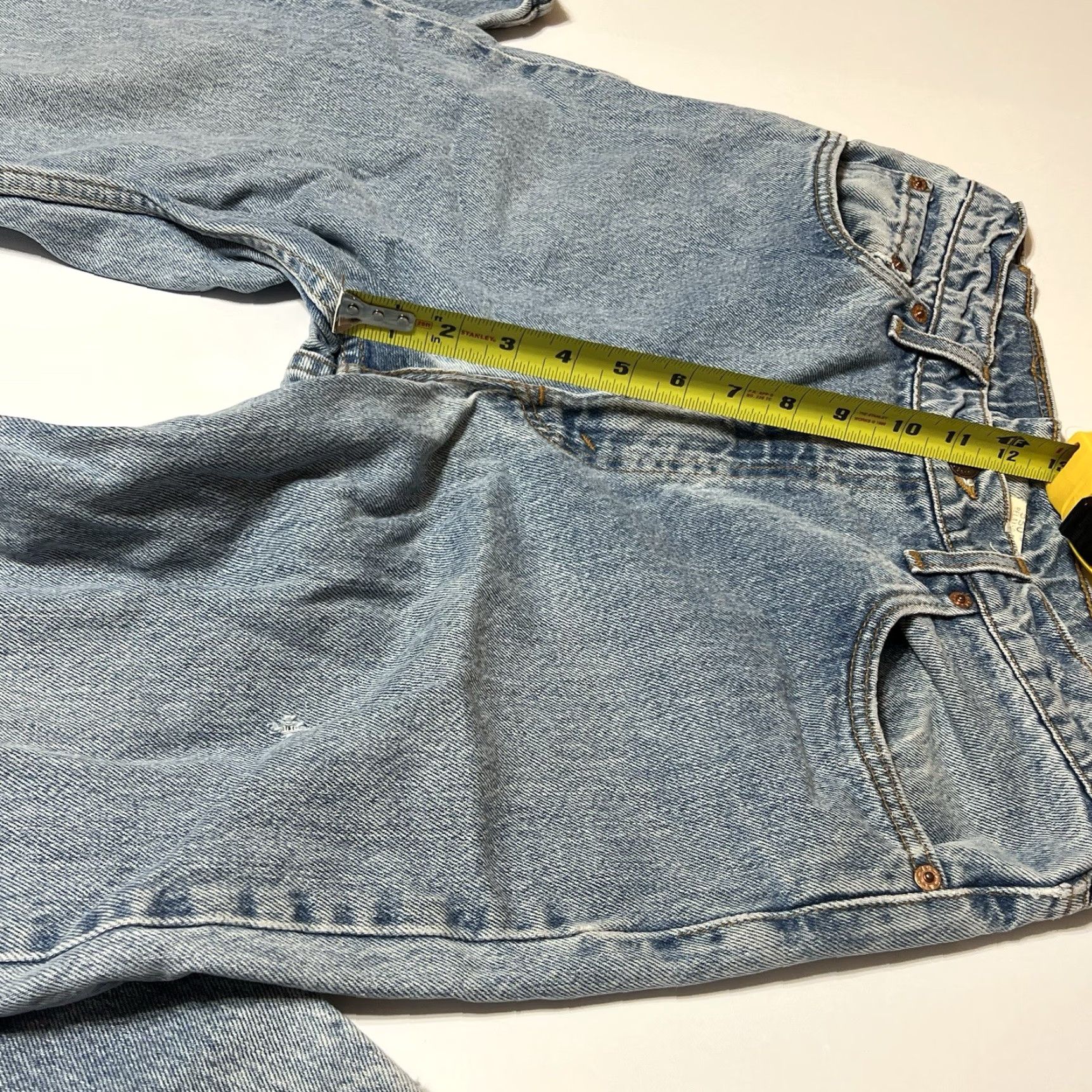 Levi's VINTAGE Levi's 550 Jeans 32x31 Relaxed Taper Blue Light Wash USA Mens Denim 5-Pocket Zip Distressed Size US 32 / EU 48 - 4 Thumbnail