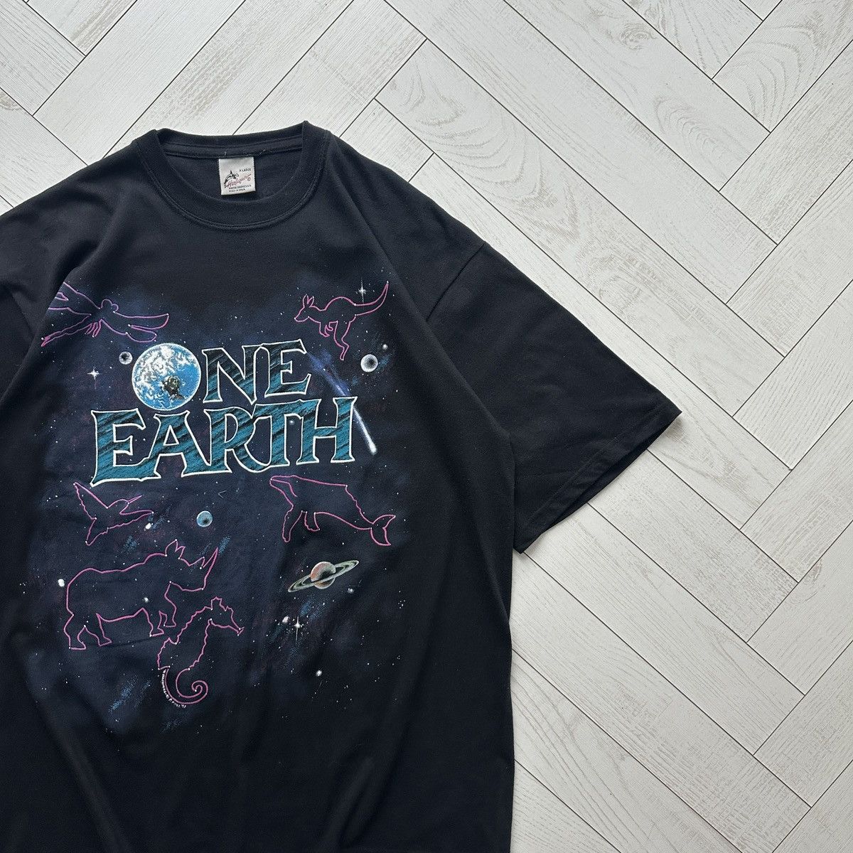 The Mountain Vintage 90s Harlequin One Earth One Chance AOP tee Cosmos og Size US XL / EU 56 / 4 - 3 Thumbnail