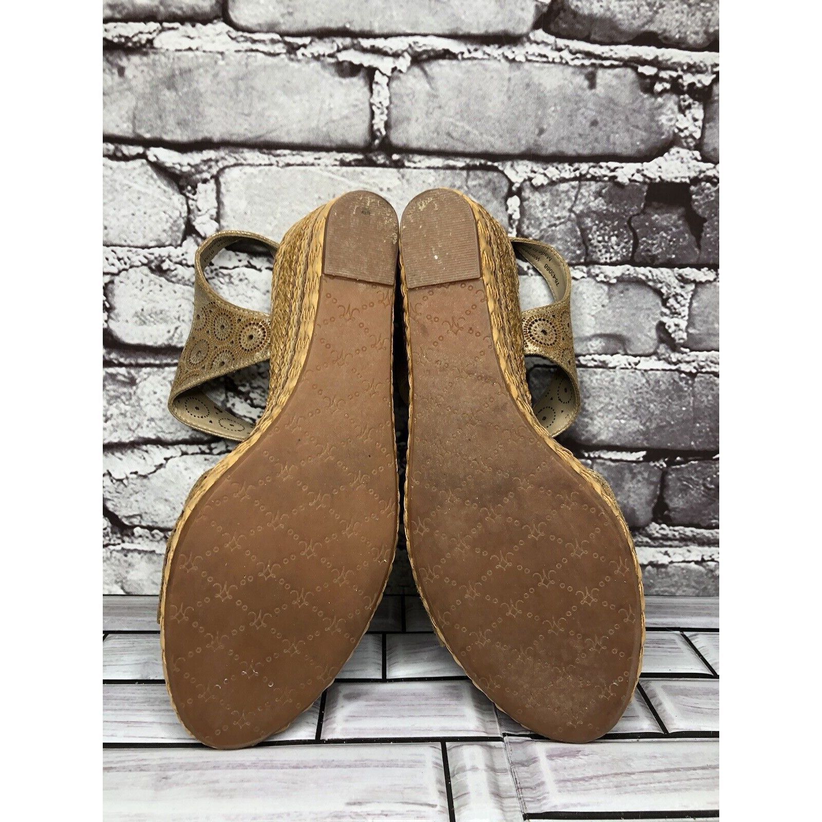Johnston & Murphy Johnston & Murphy Georgiana Metallic Gold Leather Wedge Stra Size US 9.5 / IT 39.5 - 13 Thumbnail