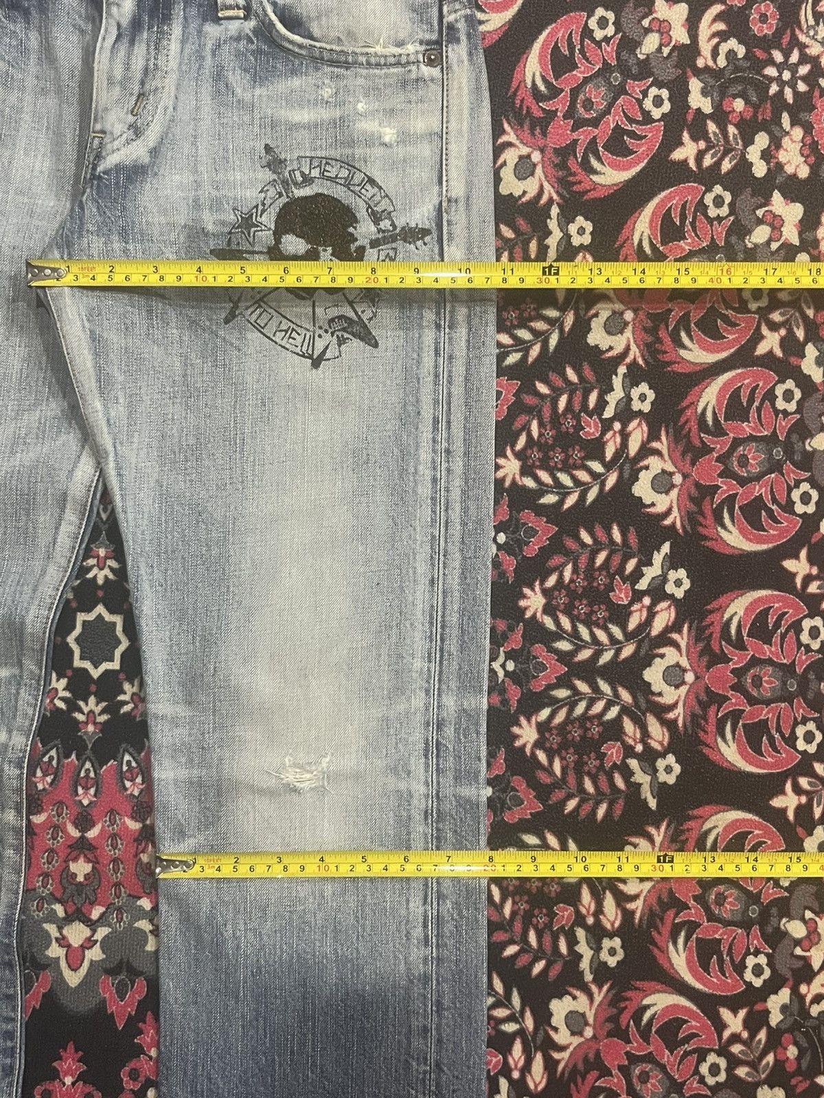 Edwin Vintage Edwin Distress Light Wash Skull Graphic Stud Jeans Size 28" / US 6 / IT 42 - 16 Thumbnail