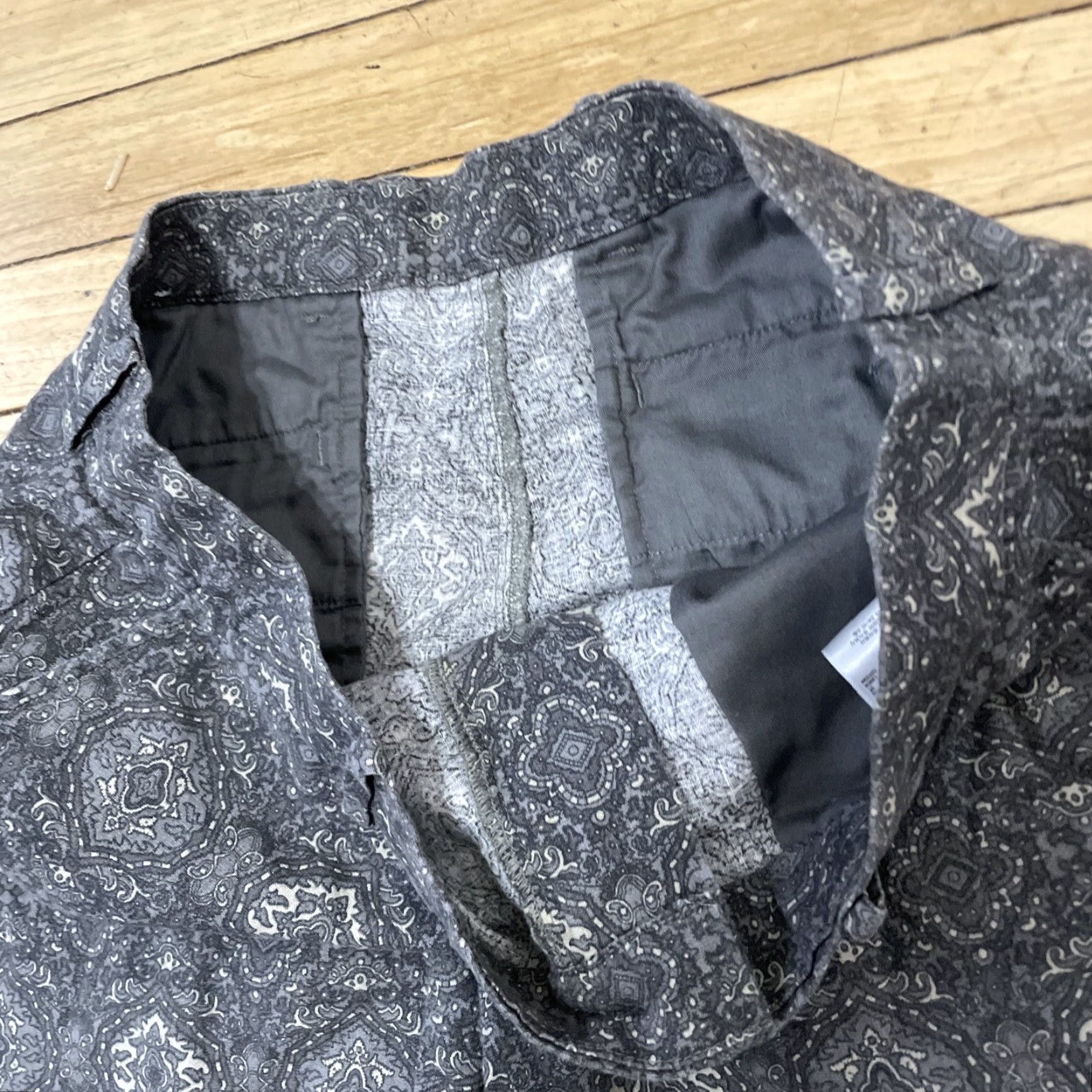 Uniqlo UNIQLO Paisley Shorts Linen Men M Retro Western Print Preppy Flat Chino 32x10 M gray 55% Linen Casual Pants Mens Size US 31 - 4 Thumbnail